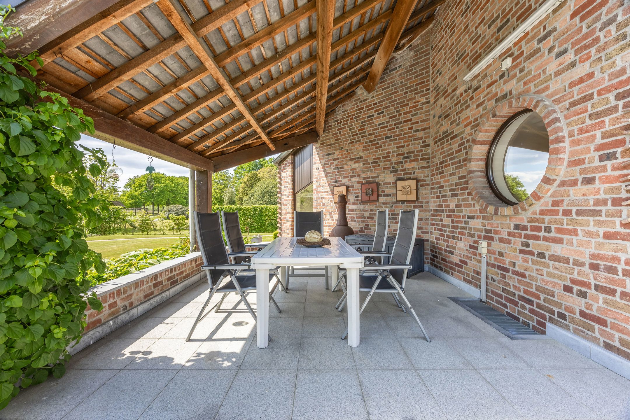 Architecturale gezinswoning met atelier en weids uitzicht foto 18