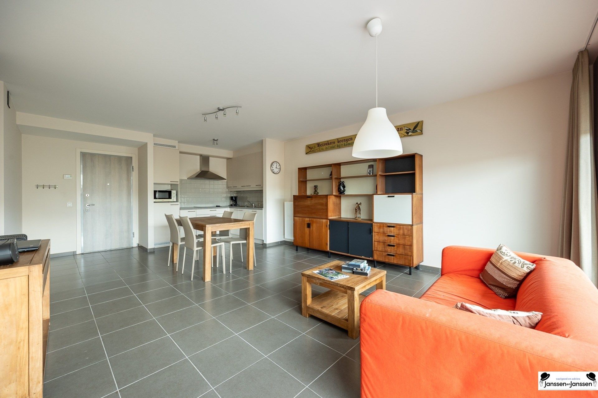 Instapklaar 1-slaapkamerappartement met groot terras in hartje Brasschaat foto 3