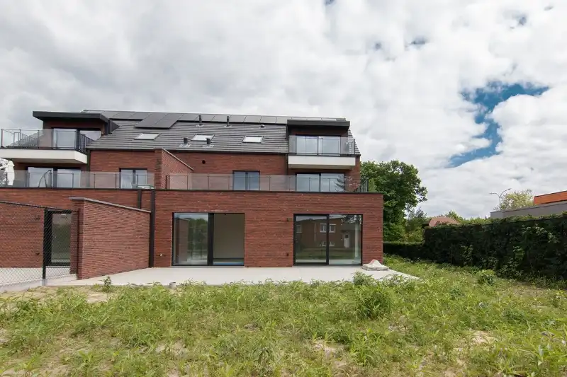 Ruim gelijkvloers nieuwbouwappartement met 4 slaapkamers en 2 badkamers, ruim terras en een mooie tuin op een goed bereikbare locatie! foto {{pictureIndex}}