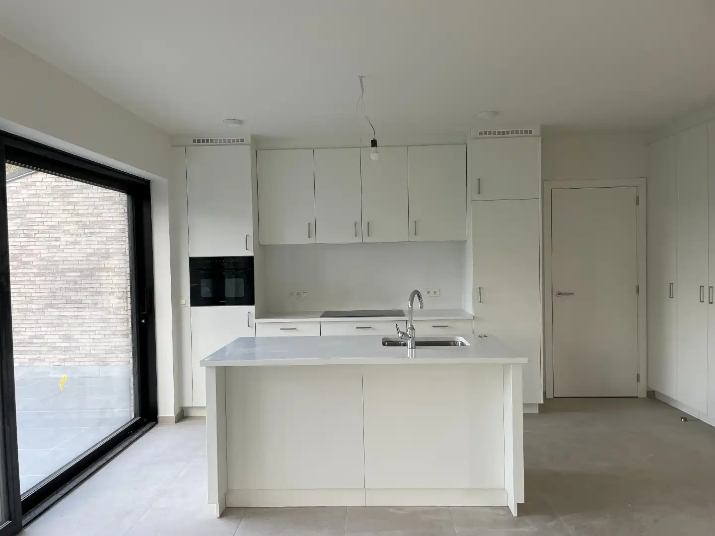 Zeer ruime moderne halfopen nieuwbouwwoning met tuin/terras en garage foto 8
