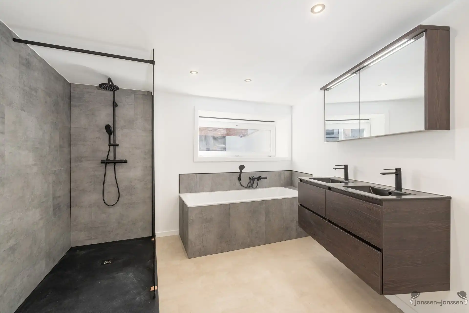 Luxueus gerenoveerd duplexappartement met 4 slaapkamers en private tuin foto 8