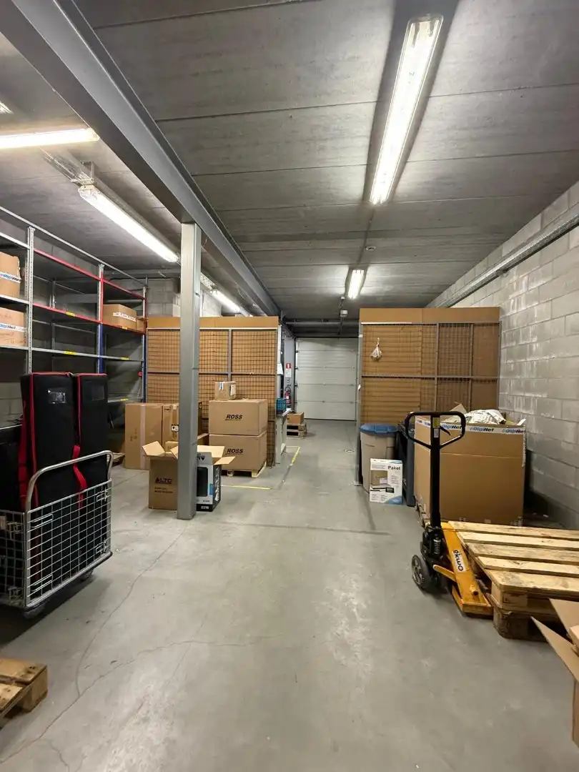 Handelsgelijkvloers met depot en weldra 2 lofts of 4 appartementen. foto 8