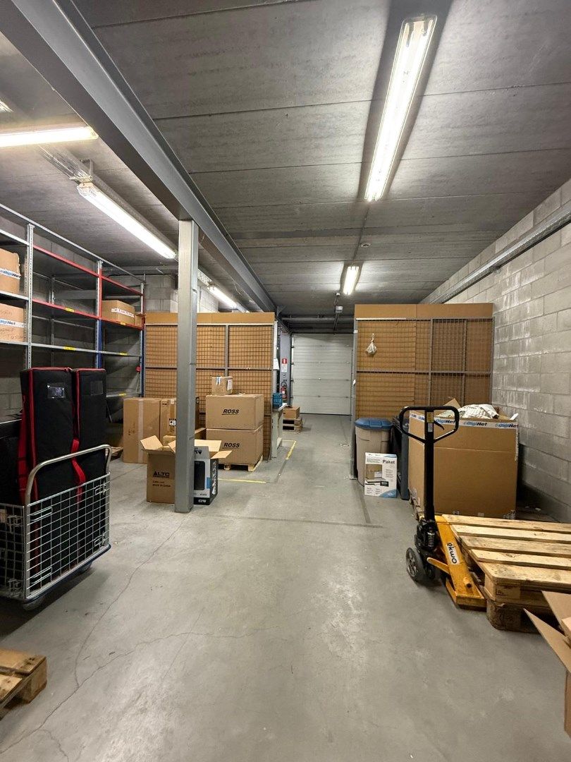 Handelsgelijkvloers met depot en weldra 2 lofts of 4 appartementen. foto 8