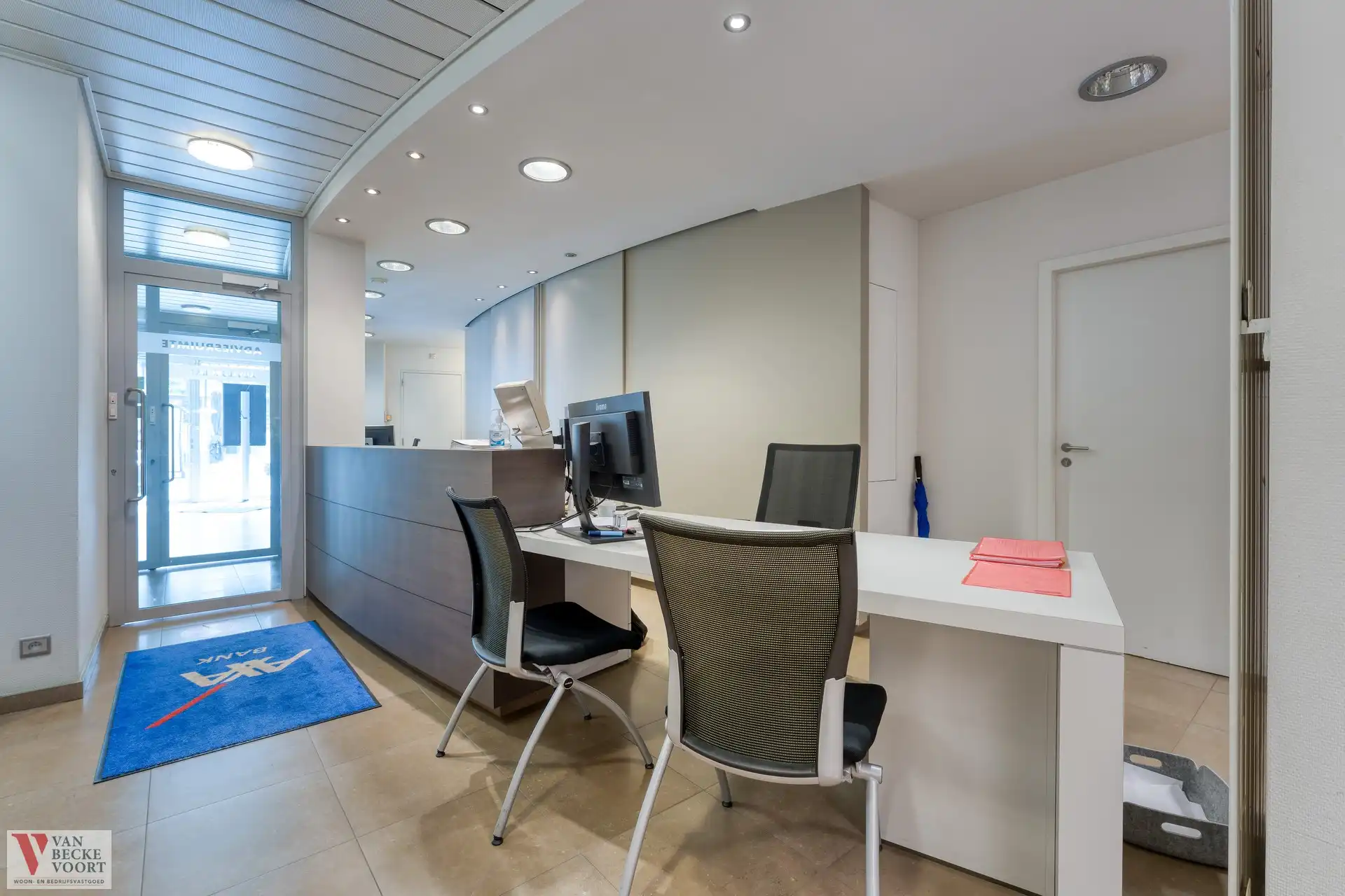 Handelsgelijkvloers 217m² + 6 autostandplaatsen foto 3