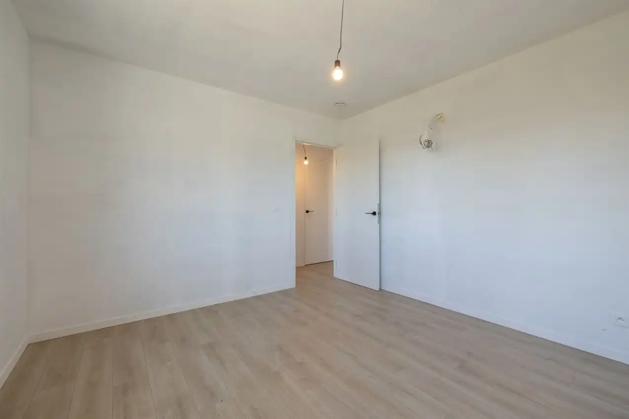 Kwalitatief afgewerkte nieuwbouwwoning met 3 slk. foto 19