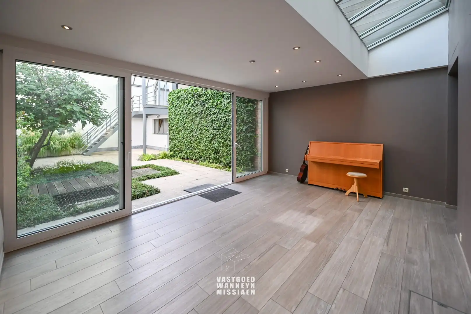 Herenwoning met praktijk, 5 slaapkamers met garage (68m2) en uitweg. foto 9