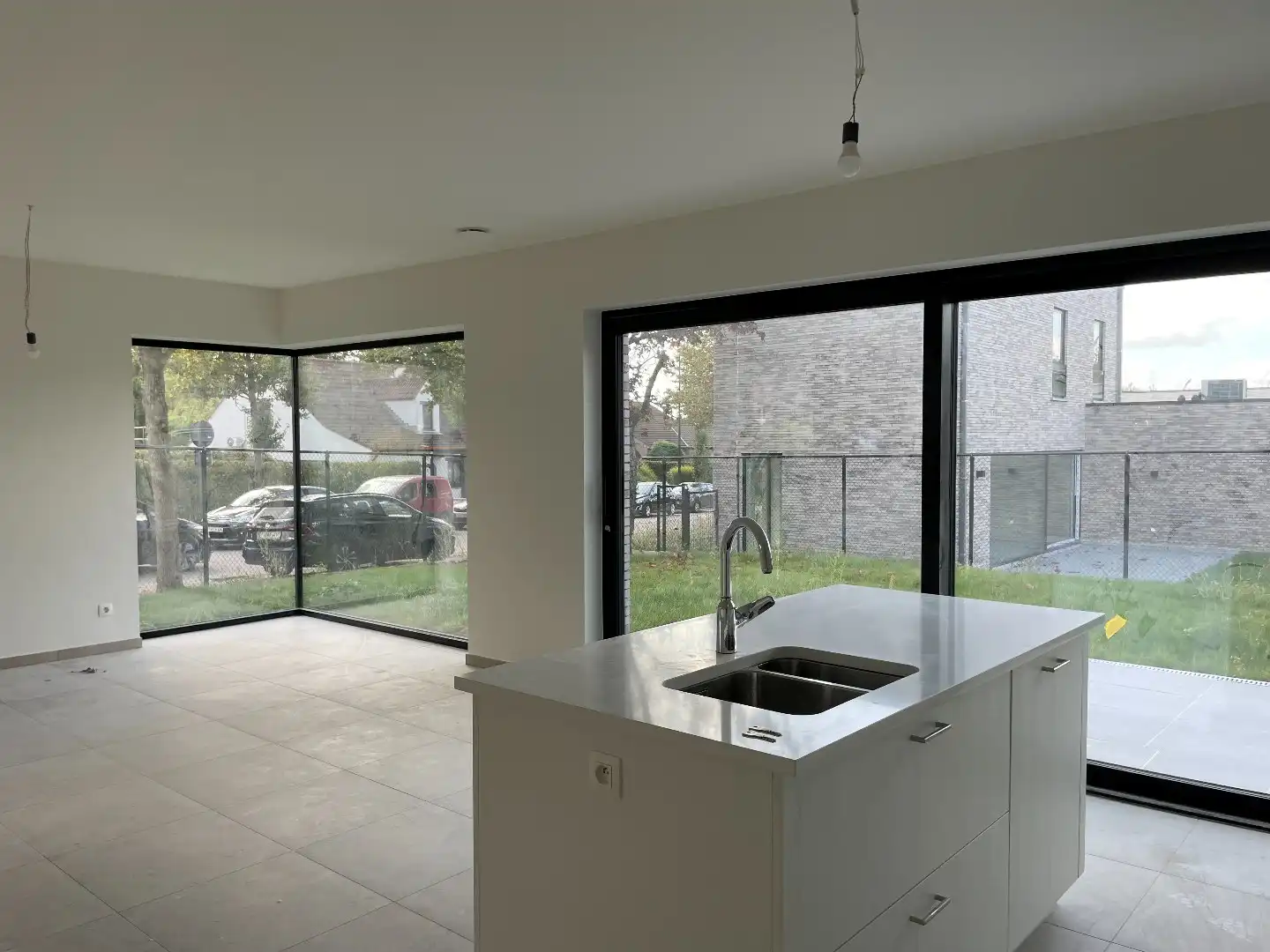 Zeer ruime moderne halfopen nieuwbouwwoning met tuin/terras en garage foto 11
