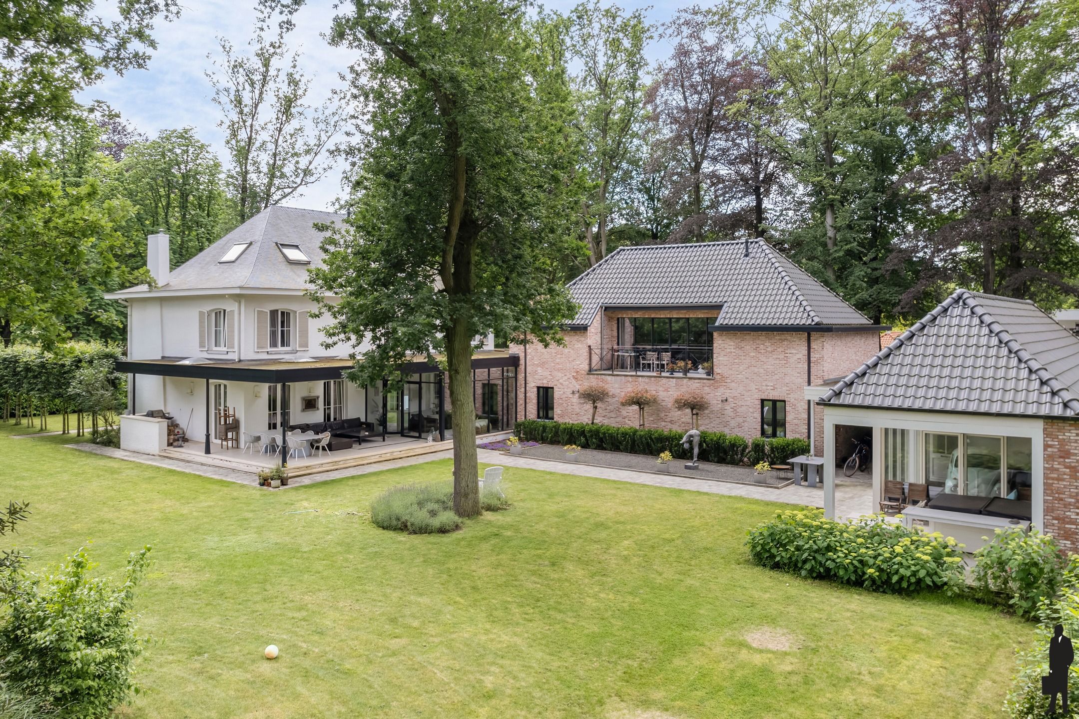 Gerenoveerde manoir villa op ca. 2.484 m², middenin villawijk, t' Vriesdonk! foto {{pictureIndex}}