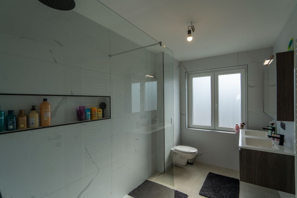 Boomforeeststraat – Instapklare gezinswoning met tuin in hartje Izegem foto 13