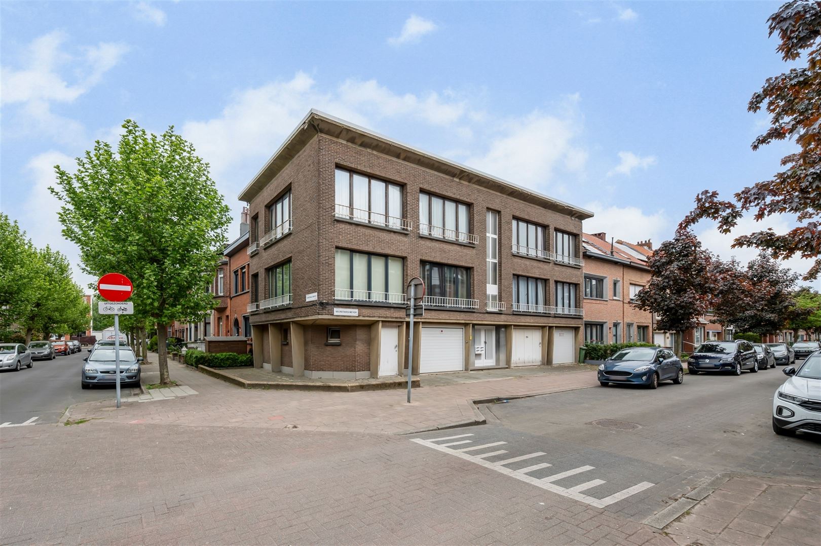 Hoofdfoto van de publicatie: Verzorgd appt 2 slk met  privébergingen in hartje Merksem