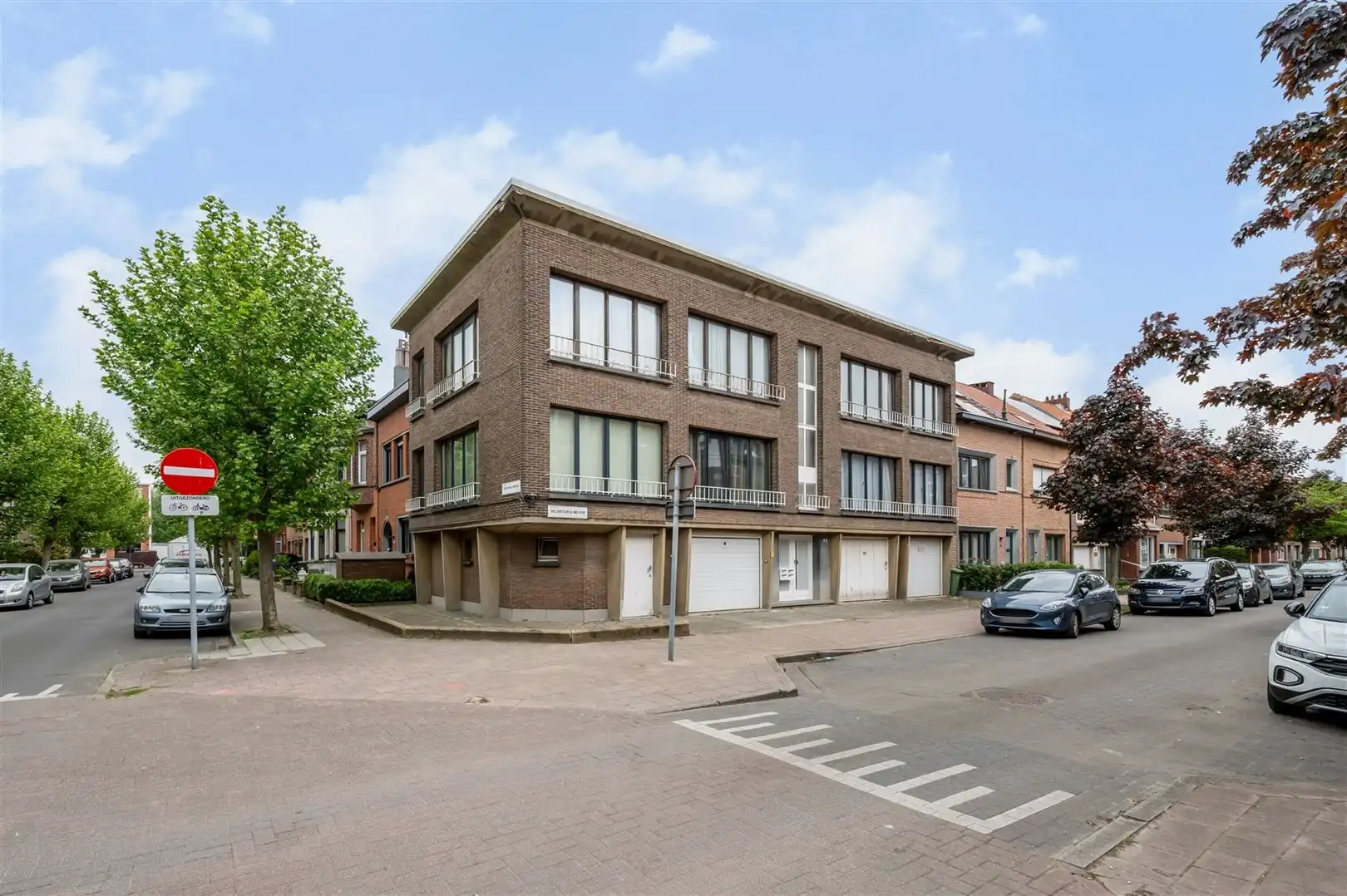 Hoofdfoto van de publicatie: Verzorgd appt 2 slk met  privébergingen in hartje Merksem