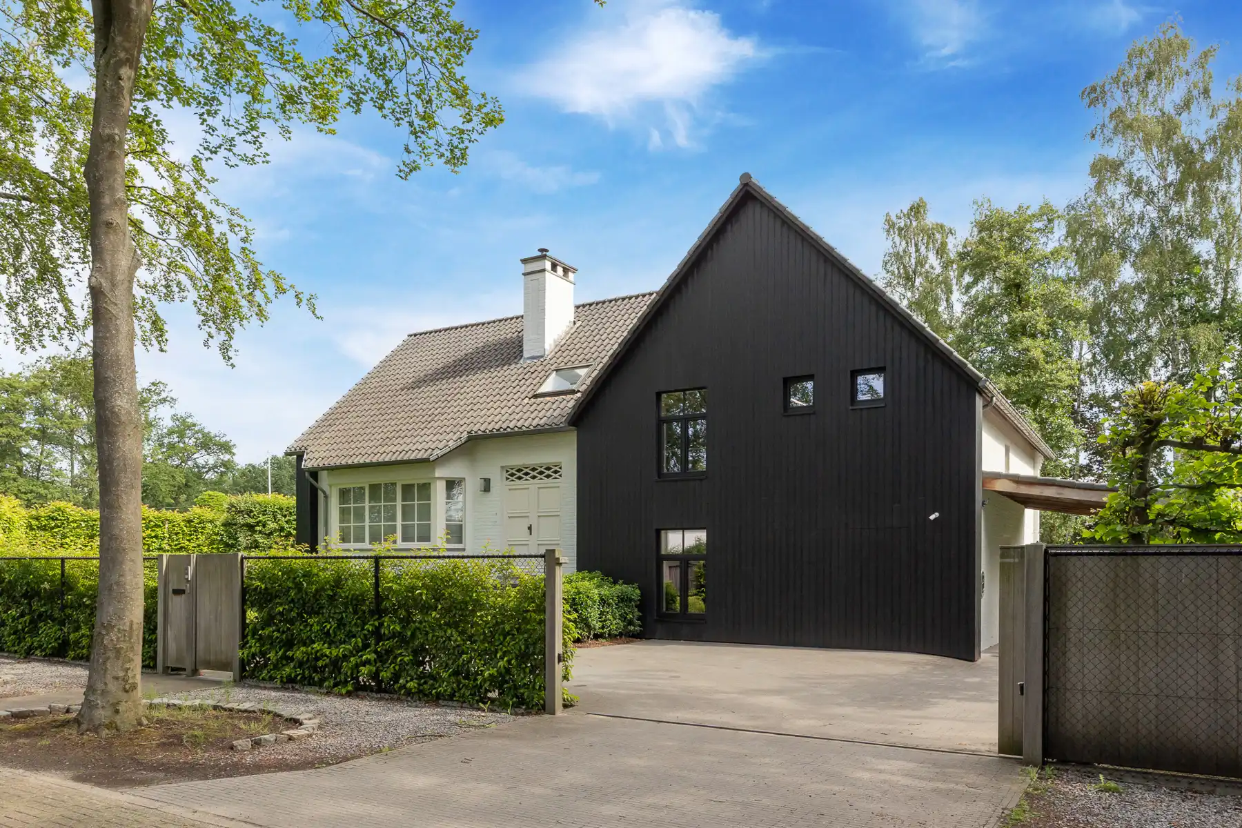TIJDLOZE VILLA OP DE GRENS MET SCHILDE foto {{pictureIndex}}