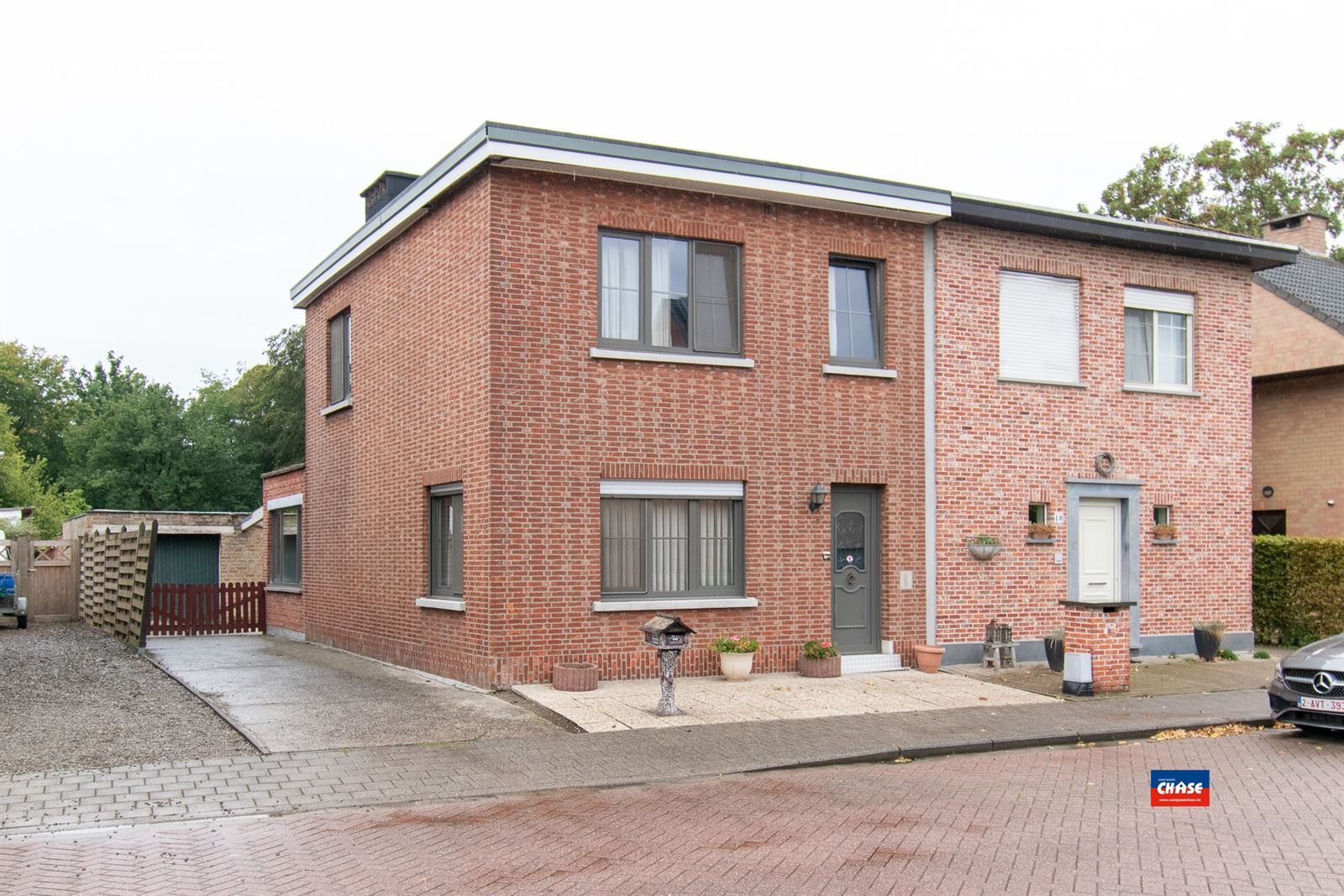 HOB met drie slaapkamers, garage en grote tuin