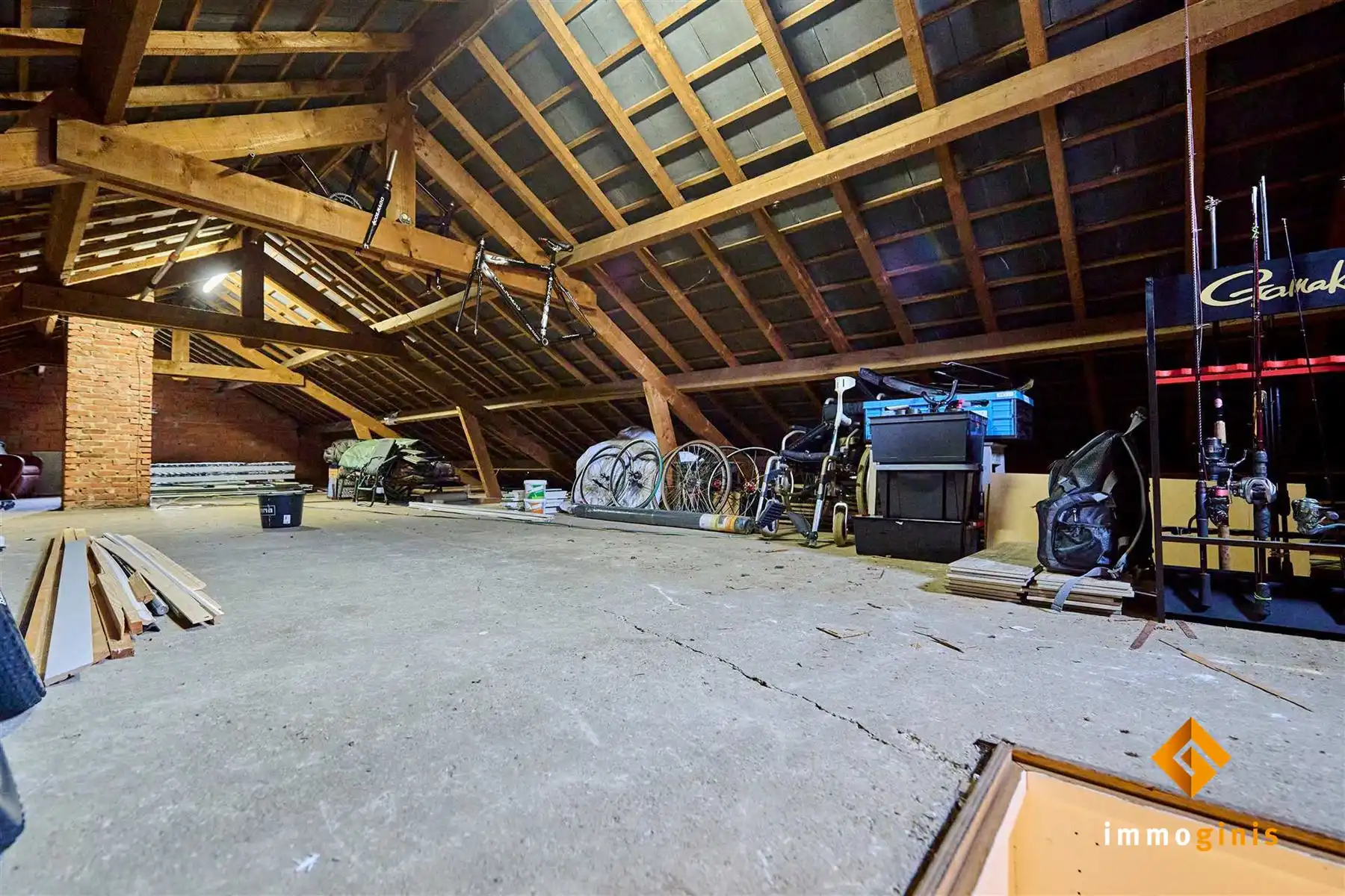 Verrassend ruime, gelijkvloerse woning met 3 slaapkamers en inpandige garage op een mooi perceel van 12a55ca!  foto 16