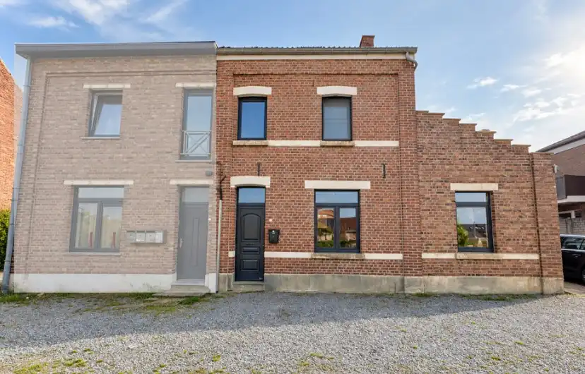 Hoofdfoto van de publicatie: GERENOVEERD WOONHUIS (H.O.B)