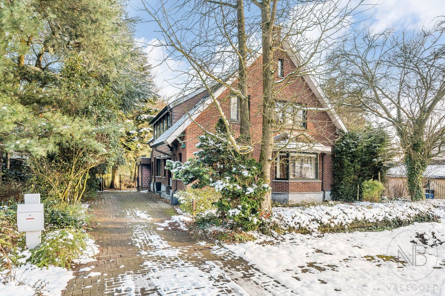 Karaktervolle gezinswoning op topligging in Oud-Waterschei foto {{pictureIndex}}