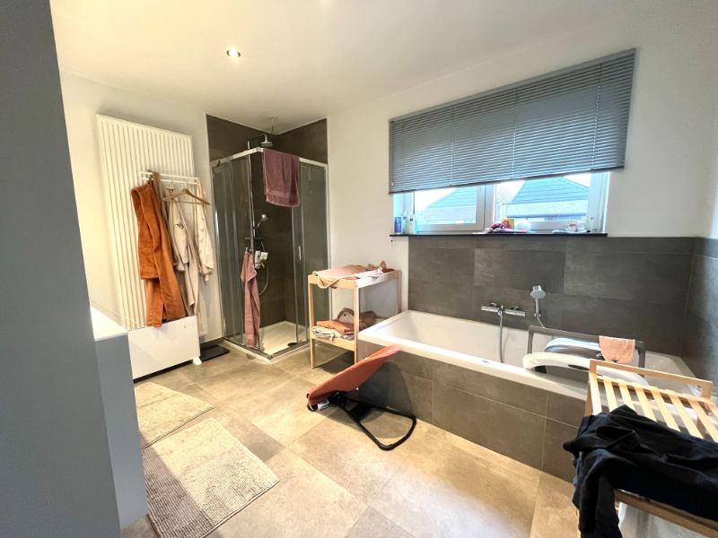 RECENTE WONING MET DRIE SLAAPKAMERS - ZONOVERGOTEN TUIN EN GARAGE foto 7