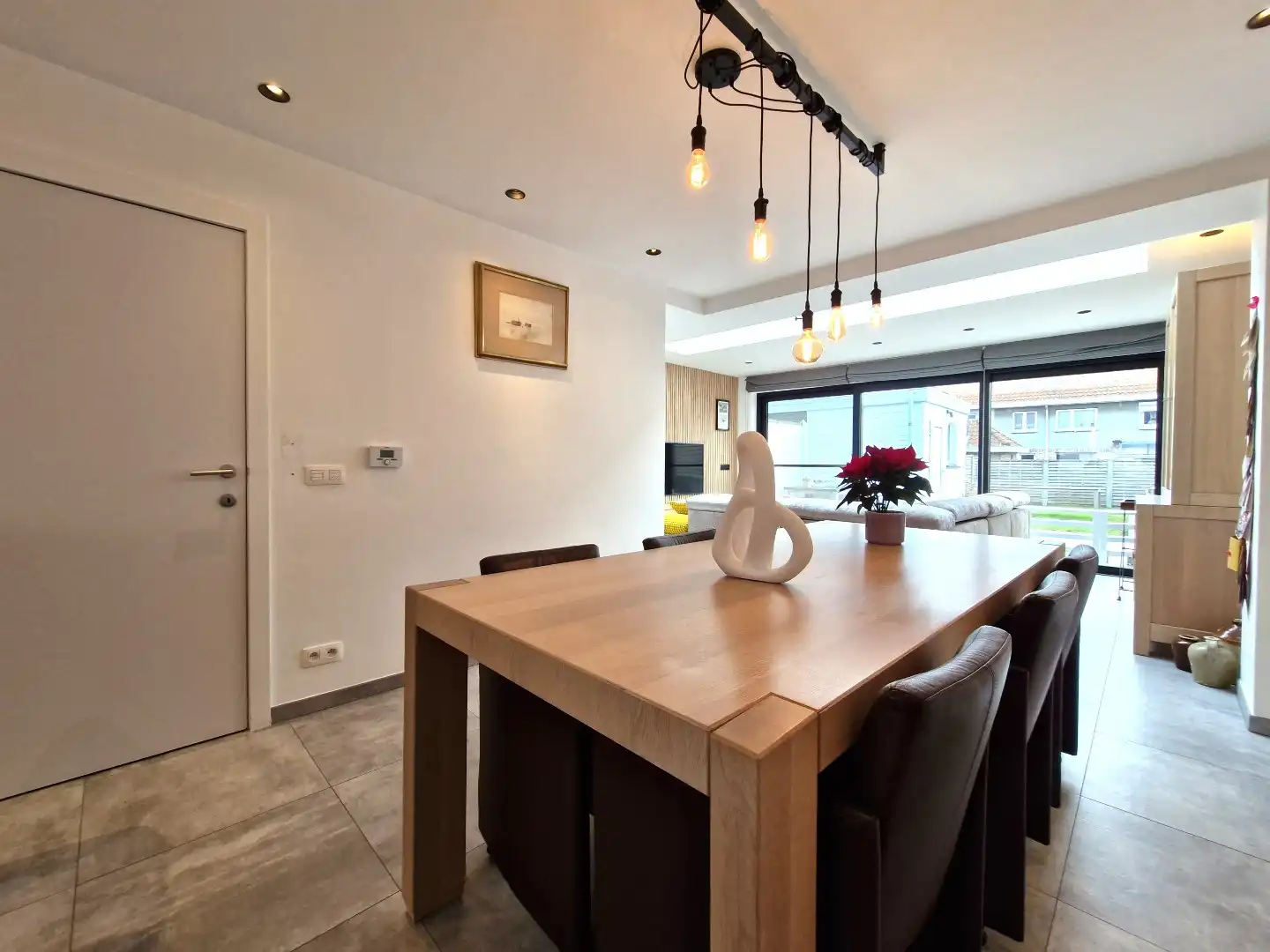 Knap gerenoveerde woning met uitzonderlijk lichtinval in het hartje van Heist foto 3