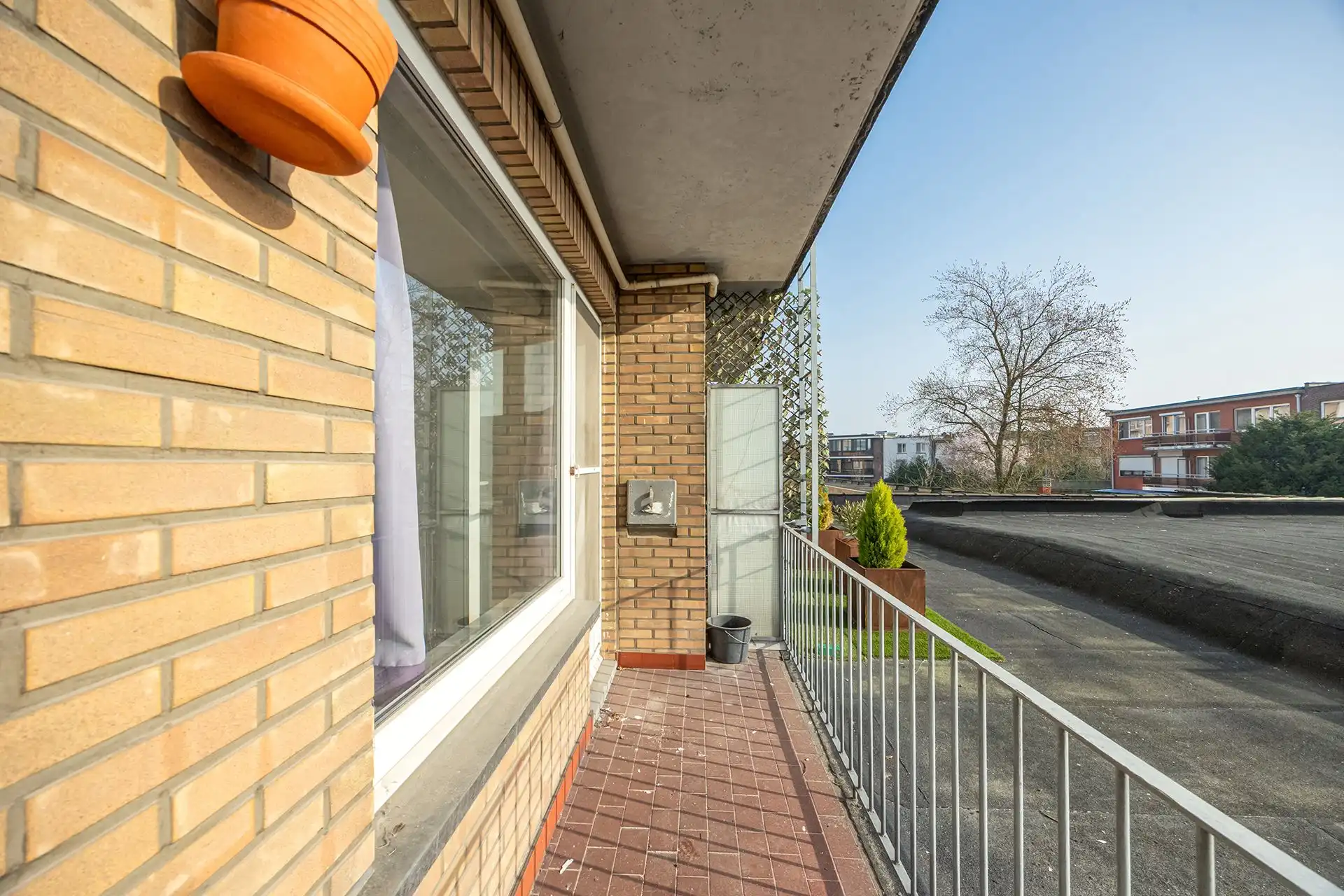 Instapklaar, lichtrijk appartement met terras en staanplaats foto 14