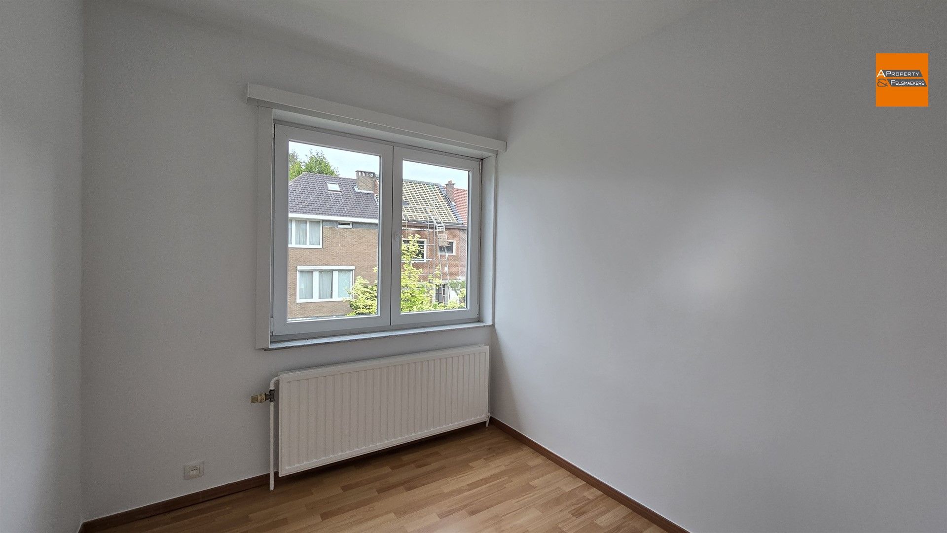 Volledig gerenoveerde woning met 4 slaapkamers en zonnige tuin in rustige wijk foto 13