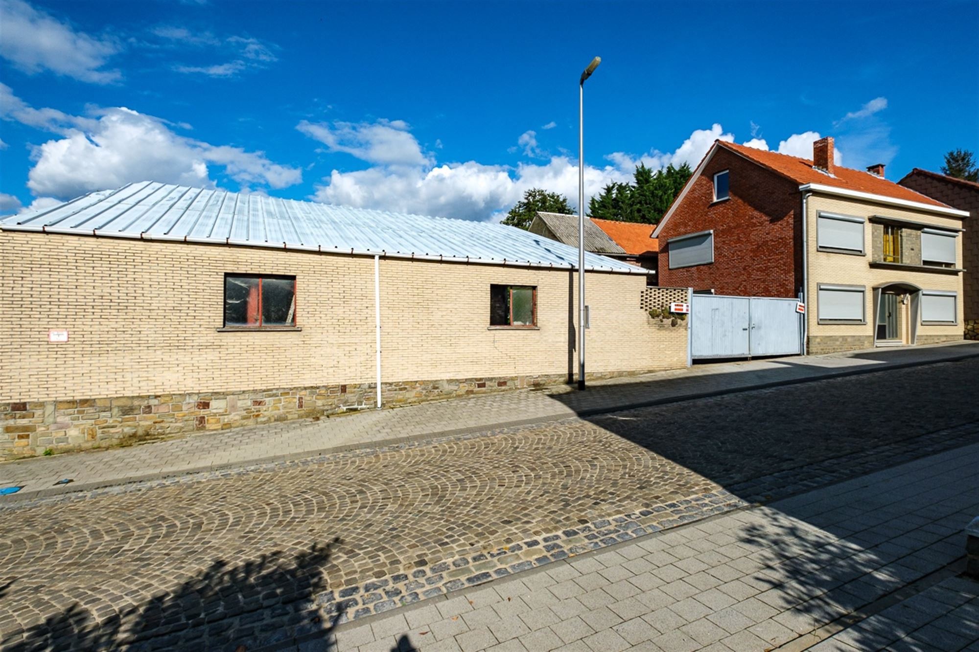 OP TE FRISSEN WONING MET 5 SLKS OF PROJECTGROND OP EEN PERCEEL VAN RUIM 36A MET MOGELIJKHEID TOT HET BIJ KOPEN VAN ACHTERLIGGENDE GROND VAN 46A  foto 2