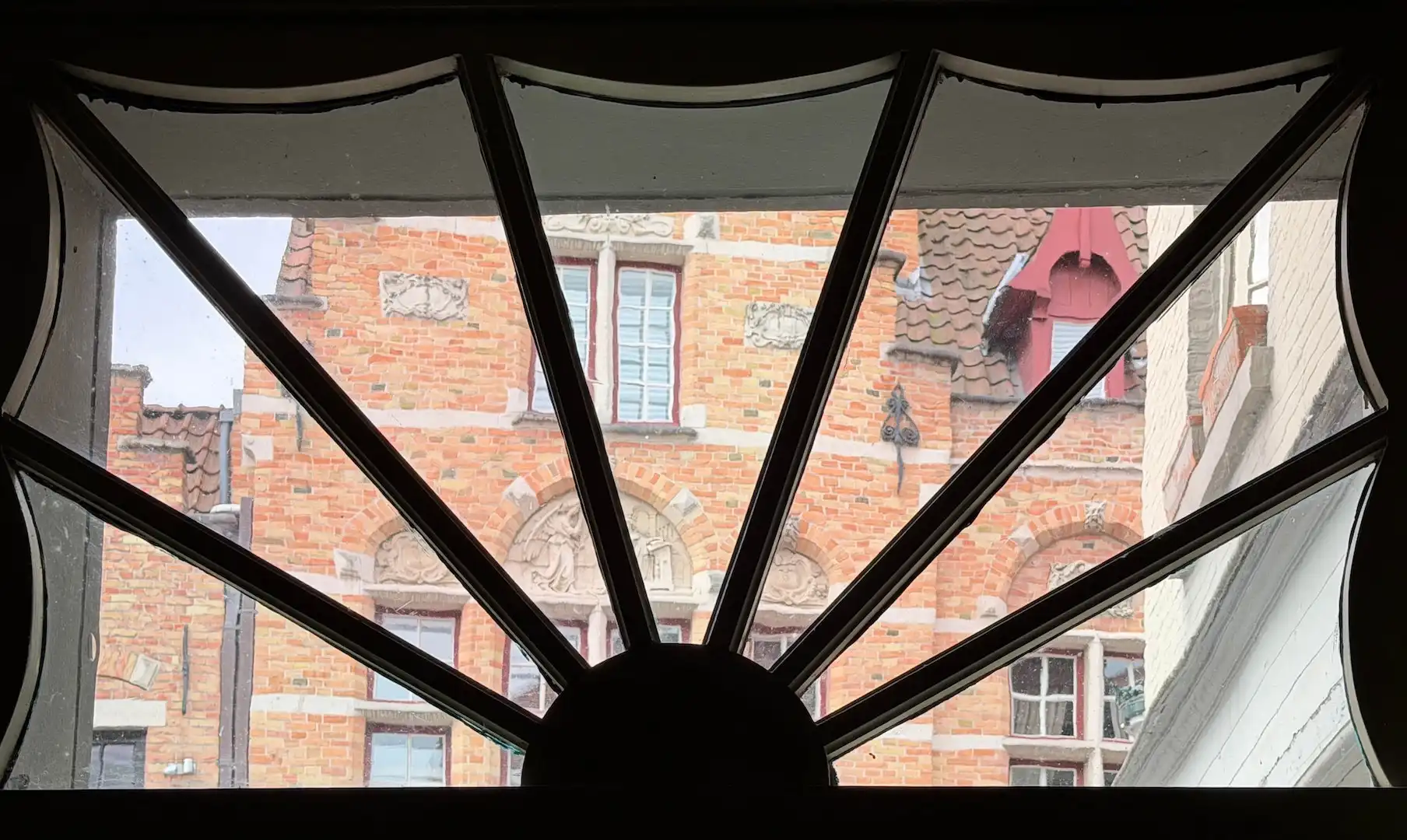 een verborgen stukje Brugge, met een verhaal achter elke deur foto 4