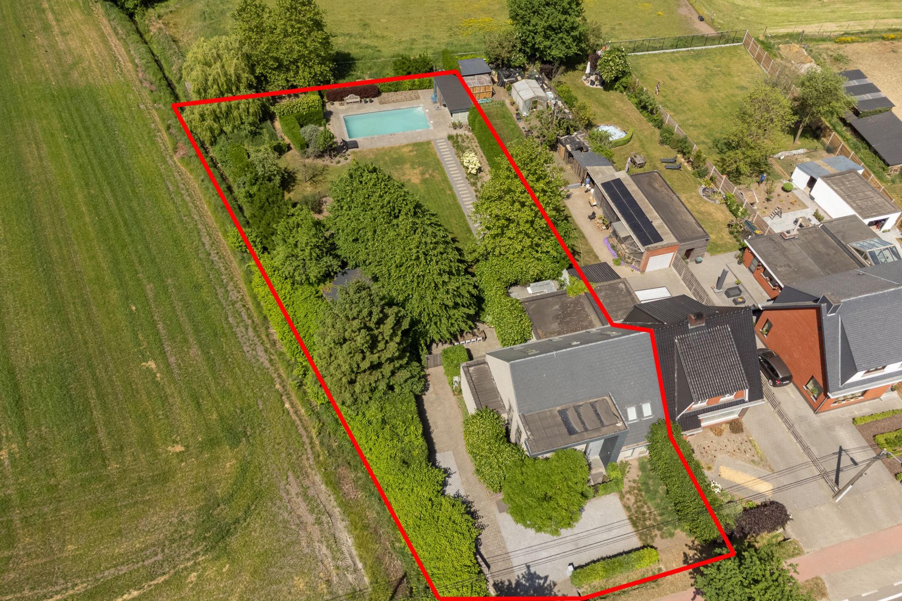 Ruime gezinswoning met 5 slk, verwarmd zwembad en tuin. foto {{pictureIndex}}