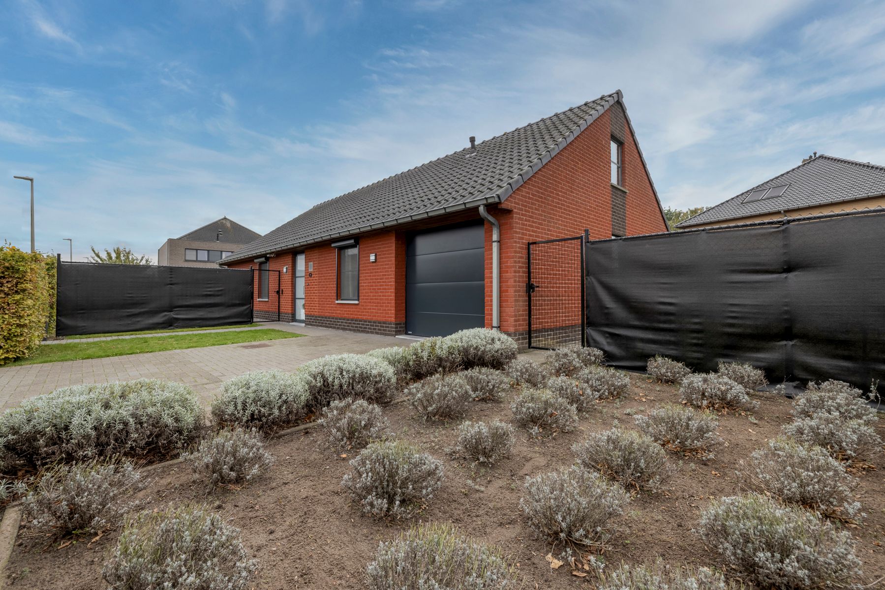 Bungalow met 3 slaapkamers, garage en tuin te koop! foto 2