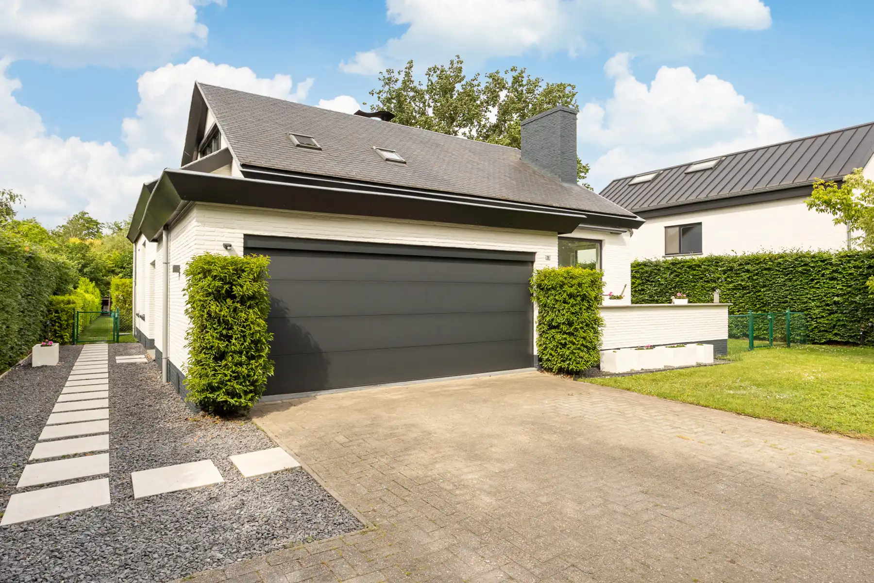 Hoofdfoto van de publicatie: Split-level woning op ca. 1103 m² in een rustige woonwijk