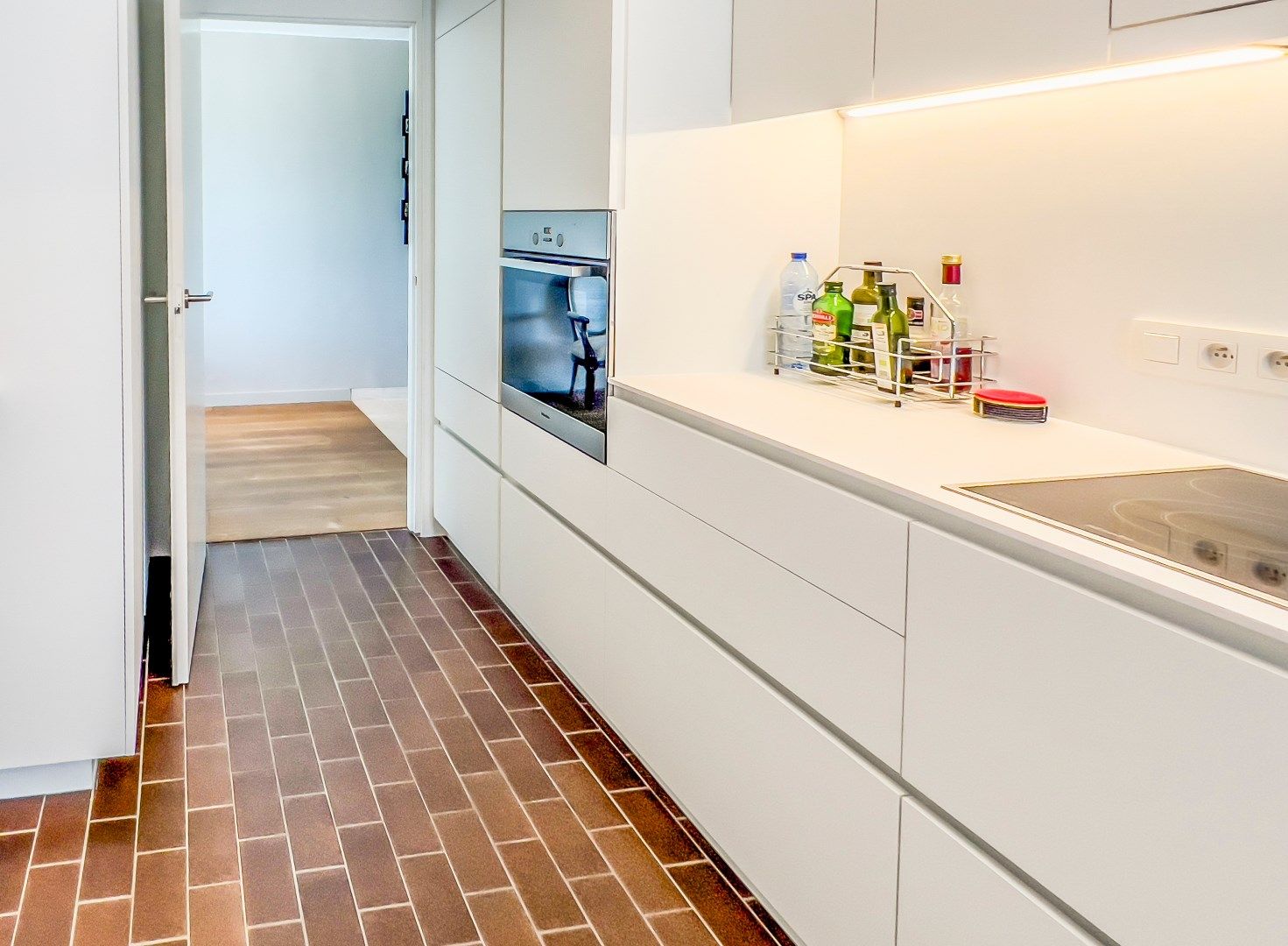 Gemeubeld hoekappartement (westkant) gelegen op de Zeedijk vlakbij het Albertplein en Driehoeksplein. Inclusief inpandige parking foto 9