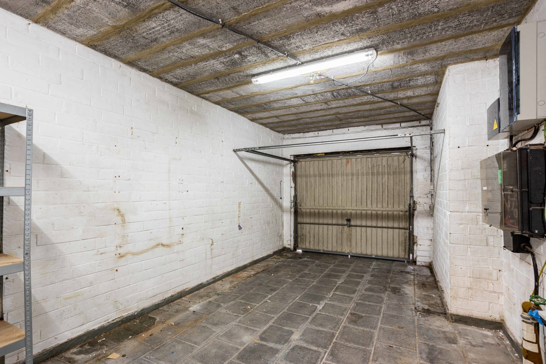 Gesloten bebouwing met garage en drie slaapkamers.  foto 18