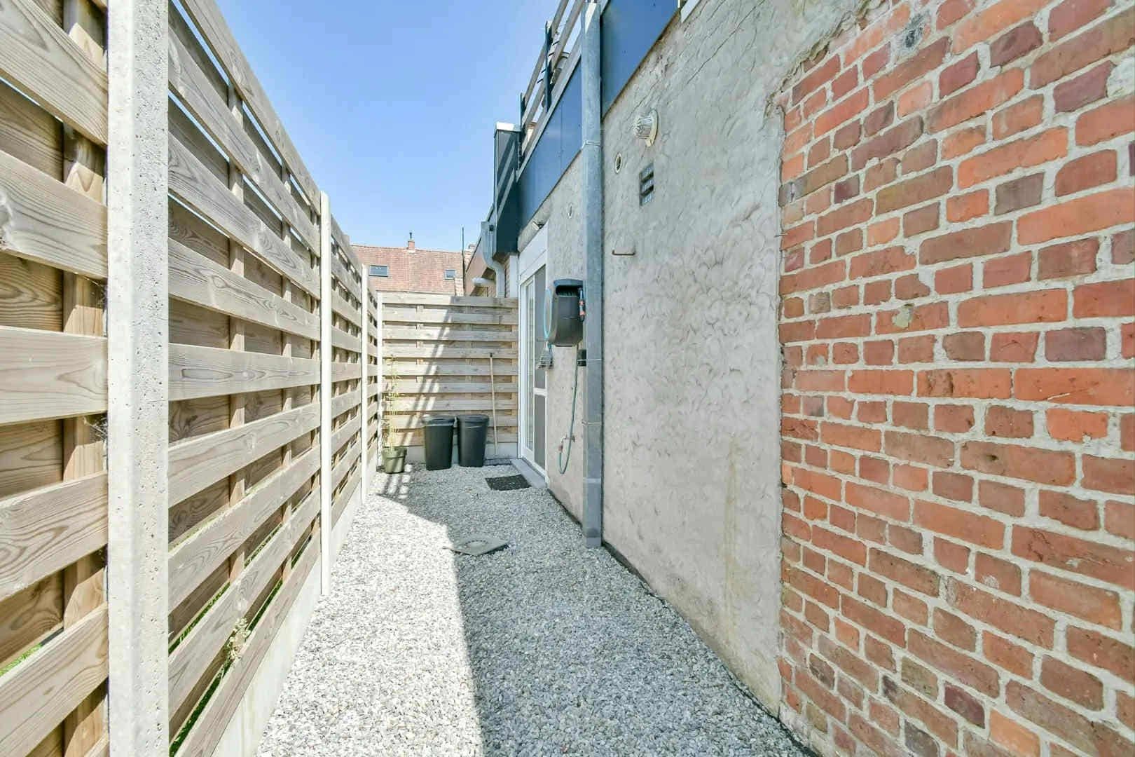 Gerenoveerde rijwoning met 3 slaapkamers en tuin te Roeselare foto 6