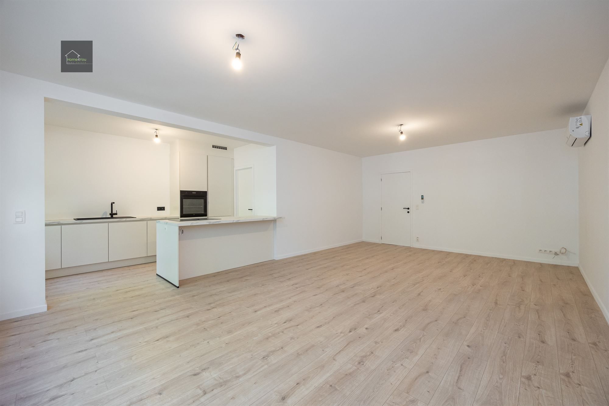 Gerenoveerd appartement met zonnepanelen in kleinschalige blok foto {{pictureIndex}}