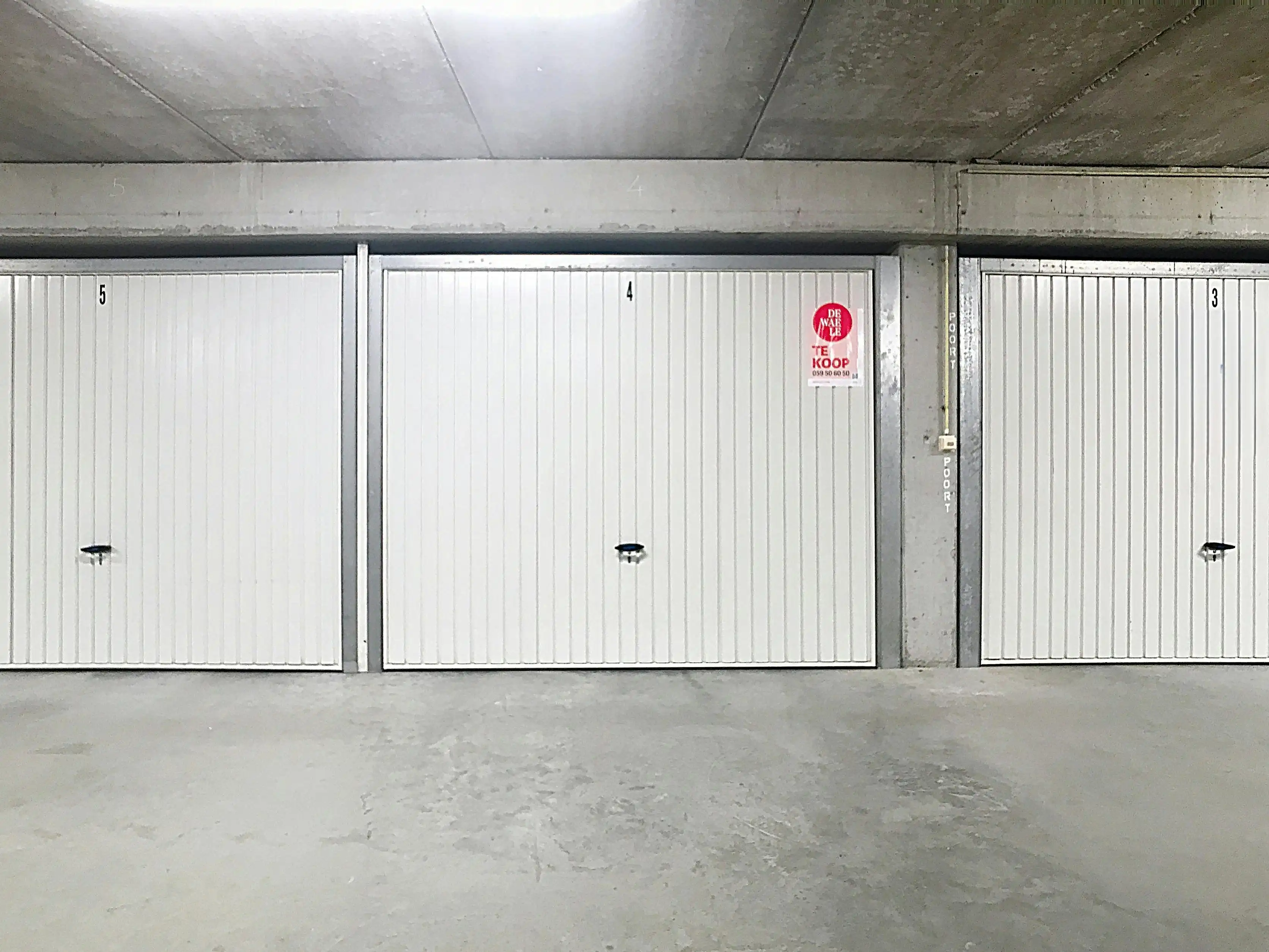 Ruime garagebox op topligging te Duinenweg! foto {{pictureIndex}}