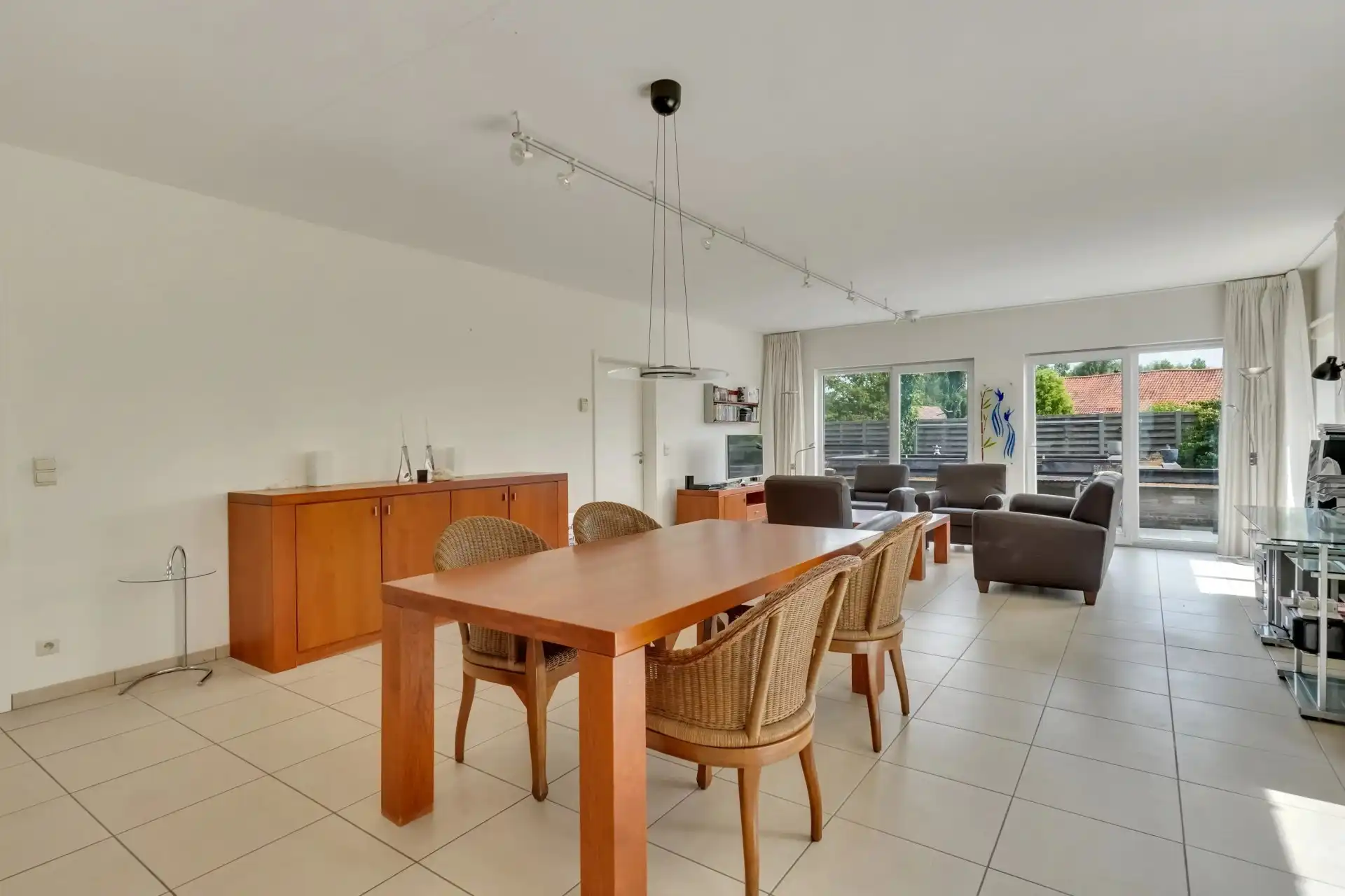 Ruime open bebouwing met zonnige tuin foto 3