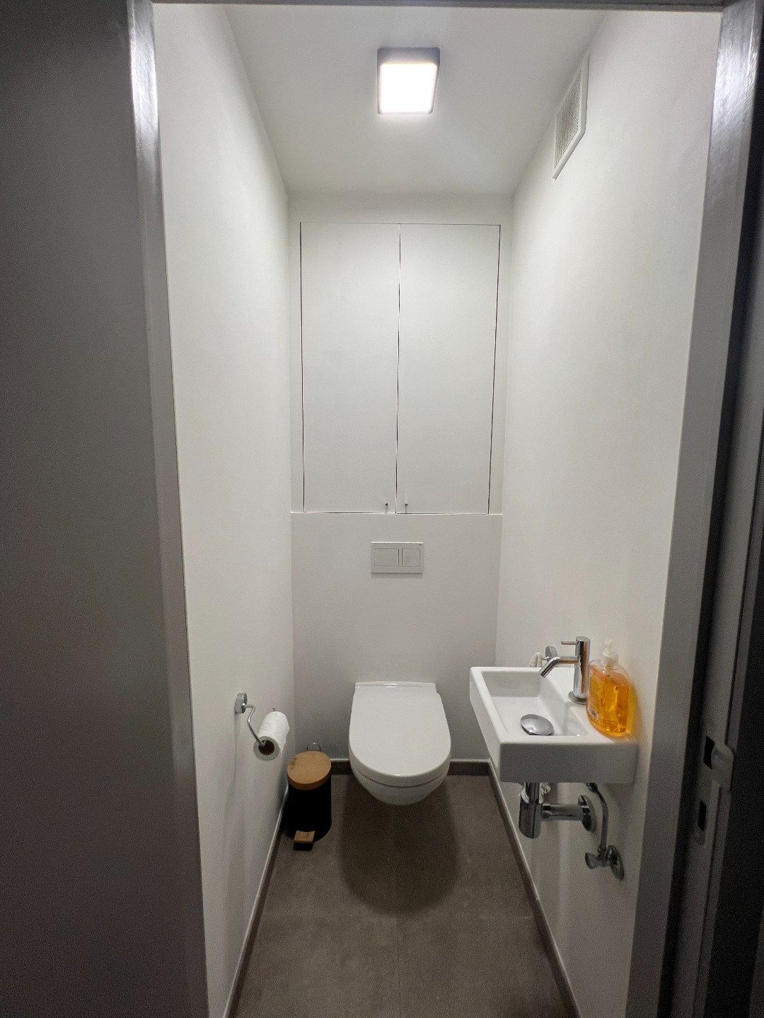 GELIJKVLOERS APPARTEMENT MET 2 SLAAPKAMERS EN TUIN MET TERRAS IN IEPER foto 11