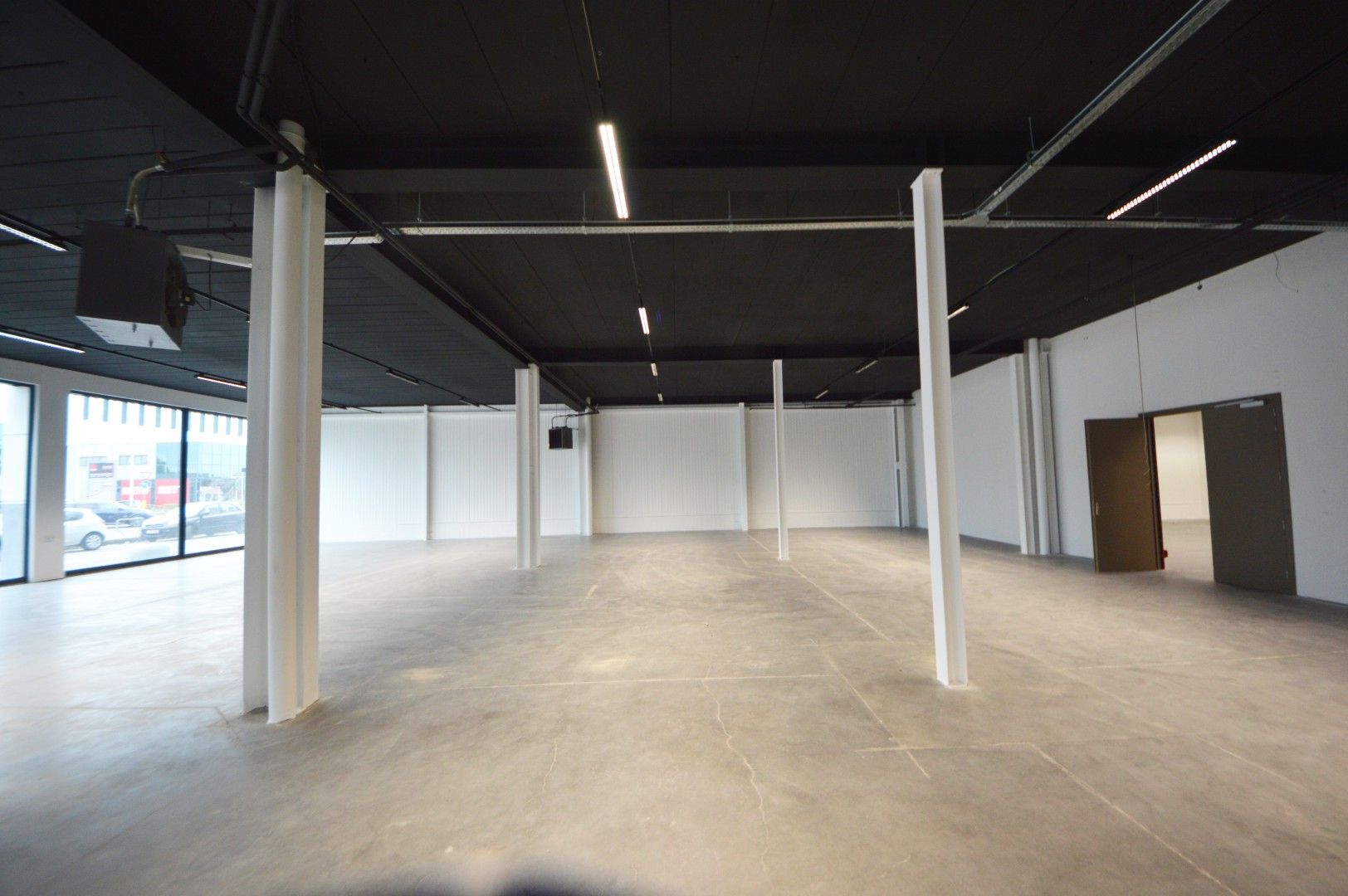 COMMERCIEEL GEBOUW BAANLOCATIE MET PARKING NABIJ MCDONALDS foto 7