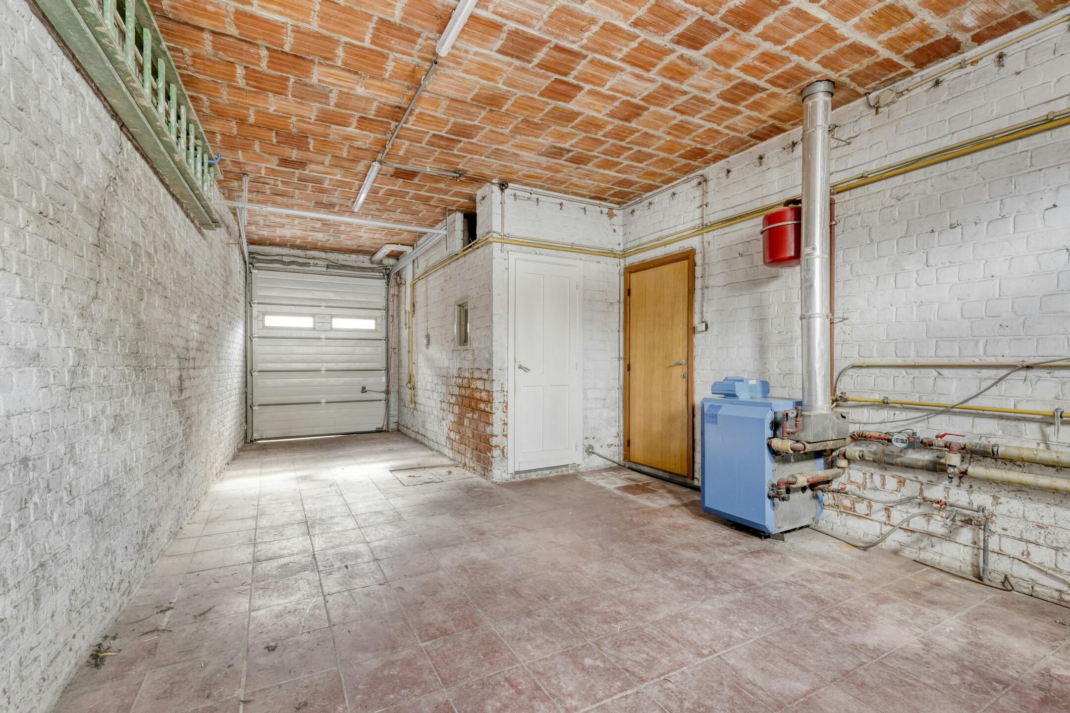 Ruime woning met tuin & potentieel in hartje Landegem foto 13