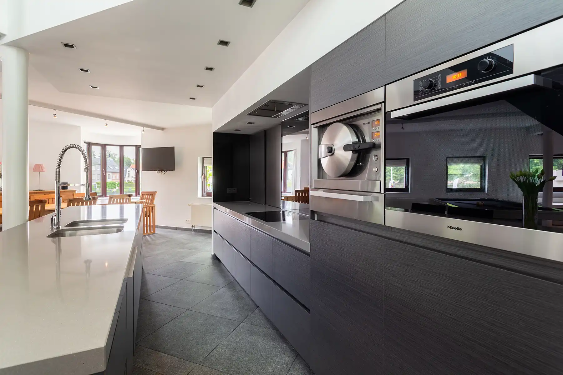 Modern gebouw met handel gelijkvloers en duplex-appartement. foto 9