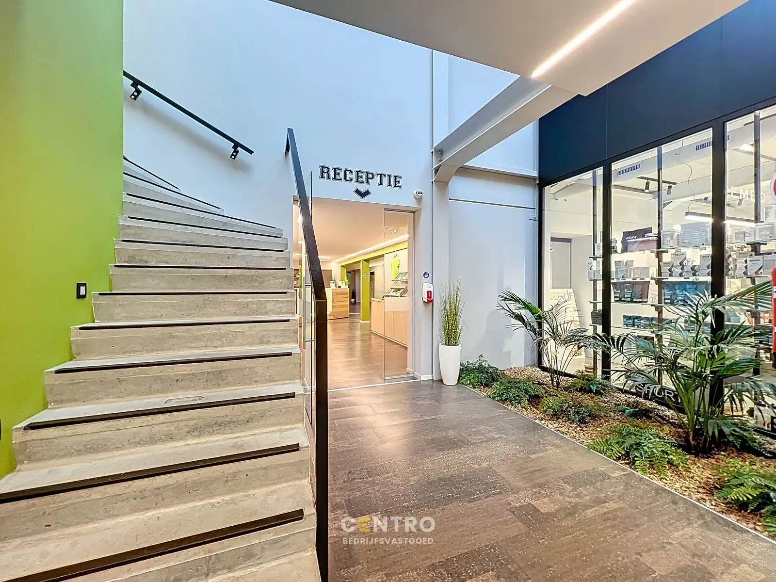 INSTAPKARE kantoorruimte met gemeenschappelijke faciliteiten (receptie, wachtzaal, parking,...) aan SCHIERVELDE! foto {{pictureIndex}}