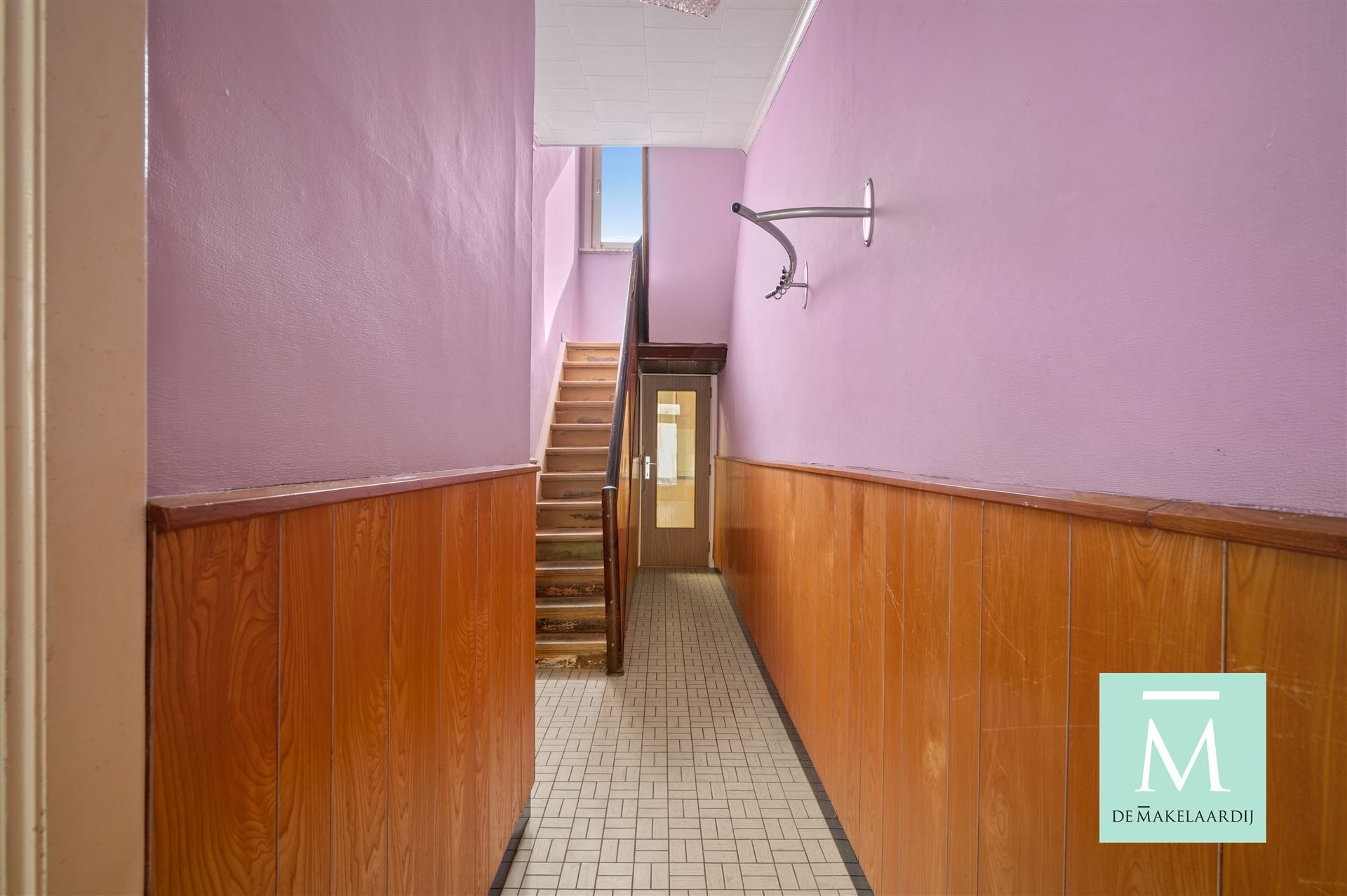 Leuke, op te frissen starterswoning met 3 slaapkamers en gezellig terrasje op toplocatie! foto 2