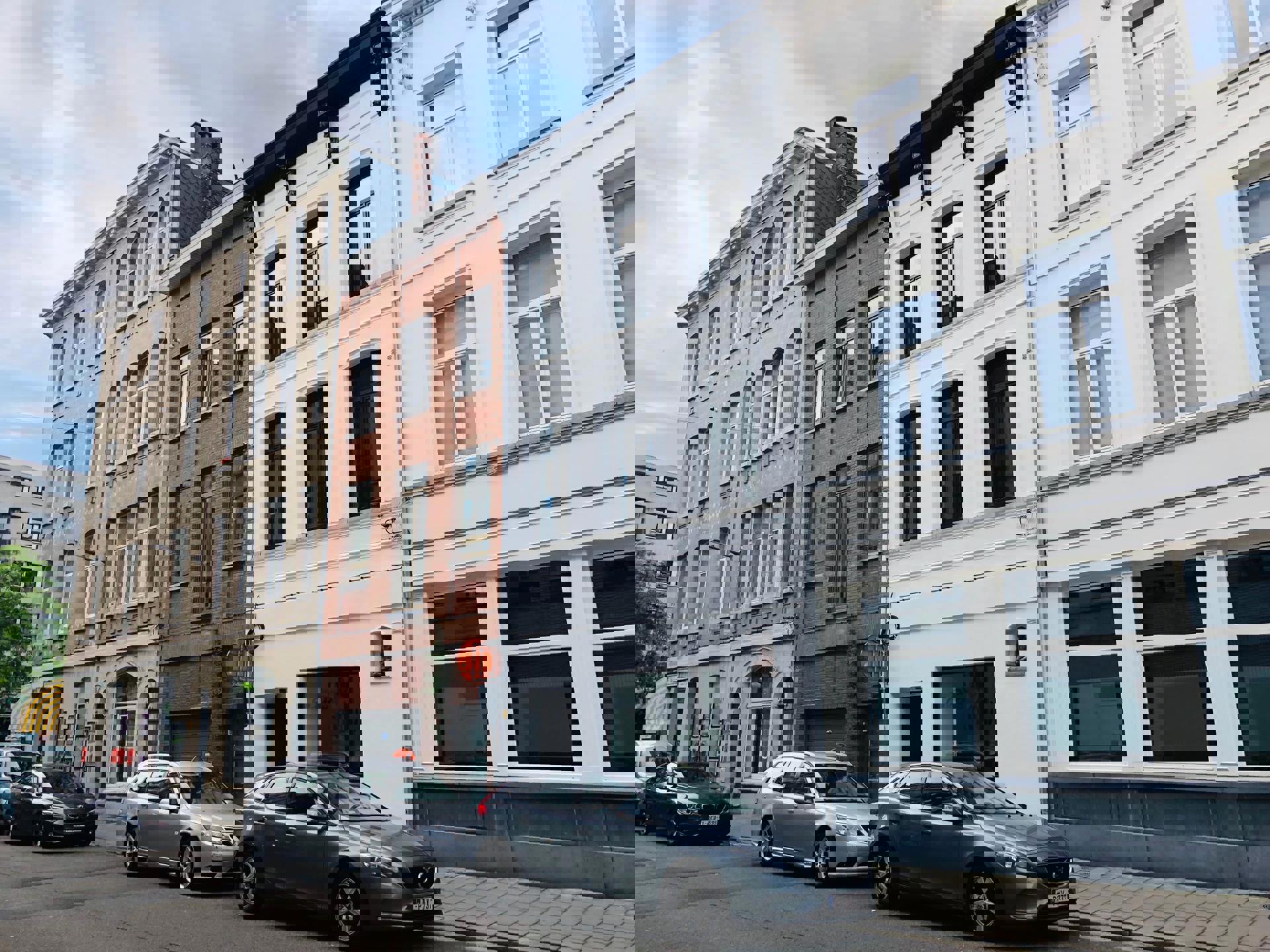 stabiel verhuurde opbrengsteigendom met 3 appartementen foto {{pictureIndex}}