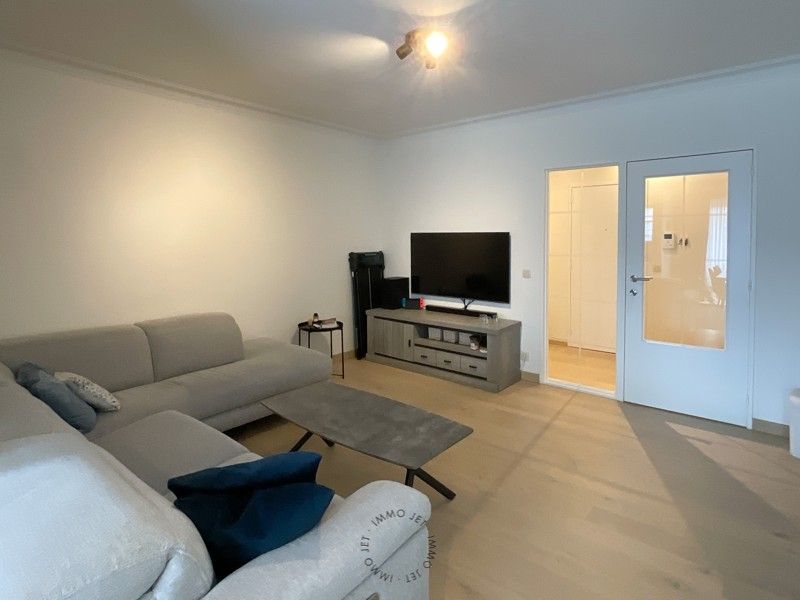 Volledig vernieuwd instapklaar appartement met autostaanplaats in hartje Beveren foto 4