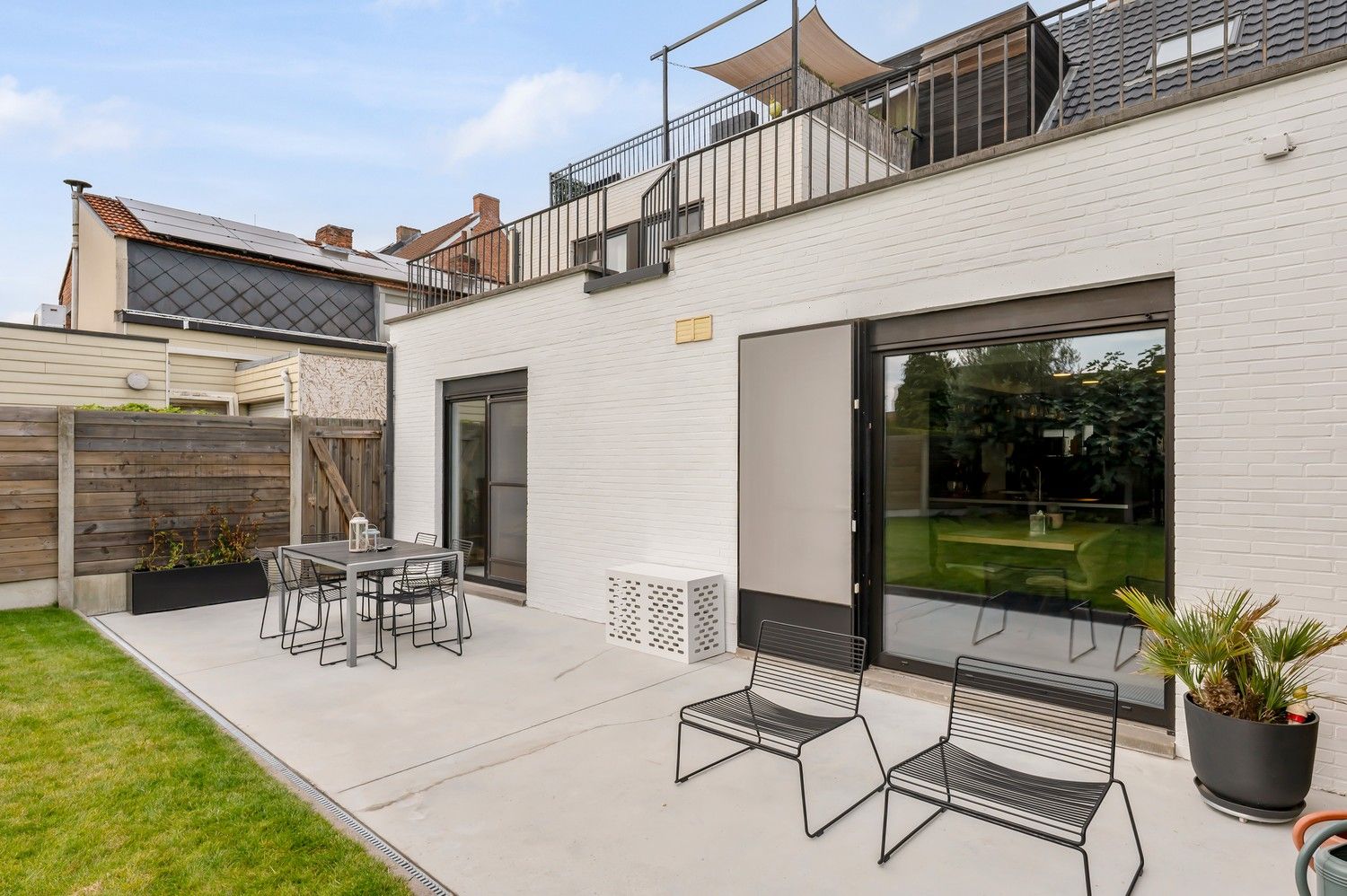 Uitzonderlijk gelijkvloers appartement met royale kelder en twee carports. foto 30