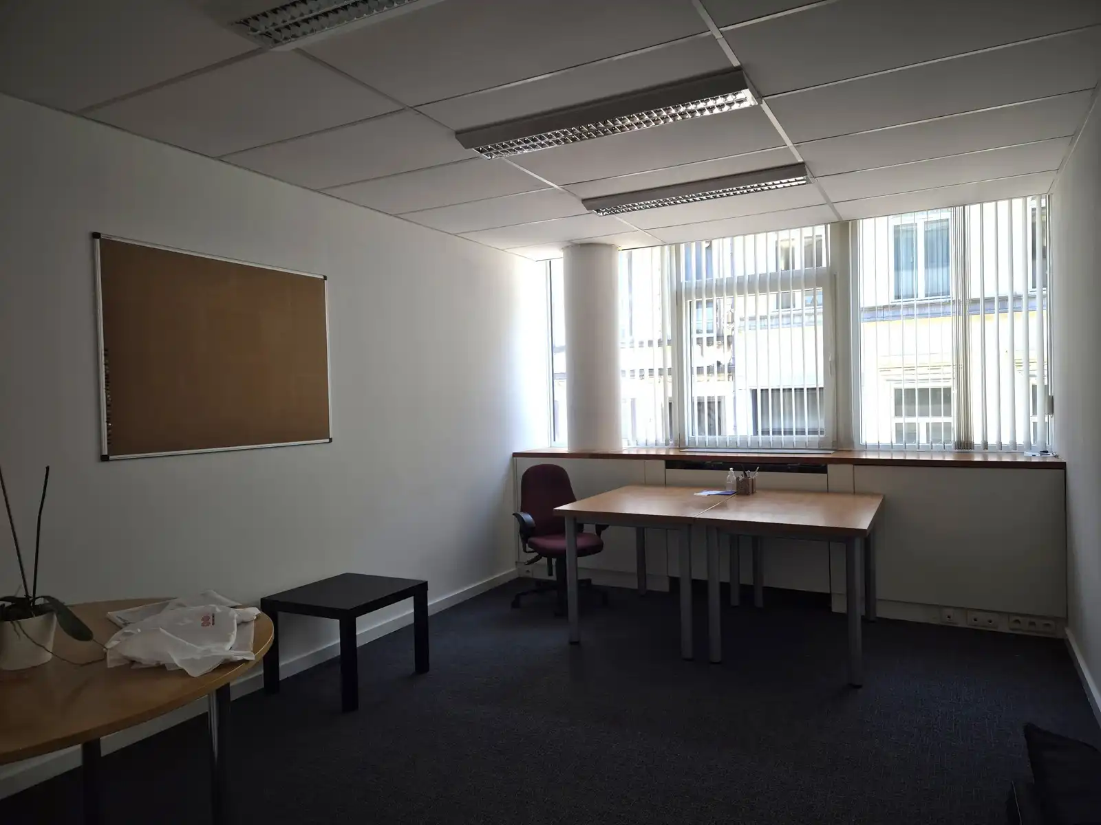 Ruime kantoorruimte met aparte bureaus in het centrum  foto 9