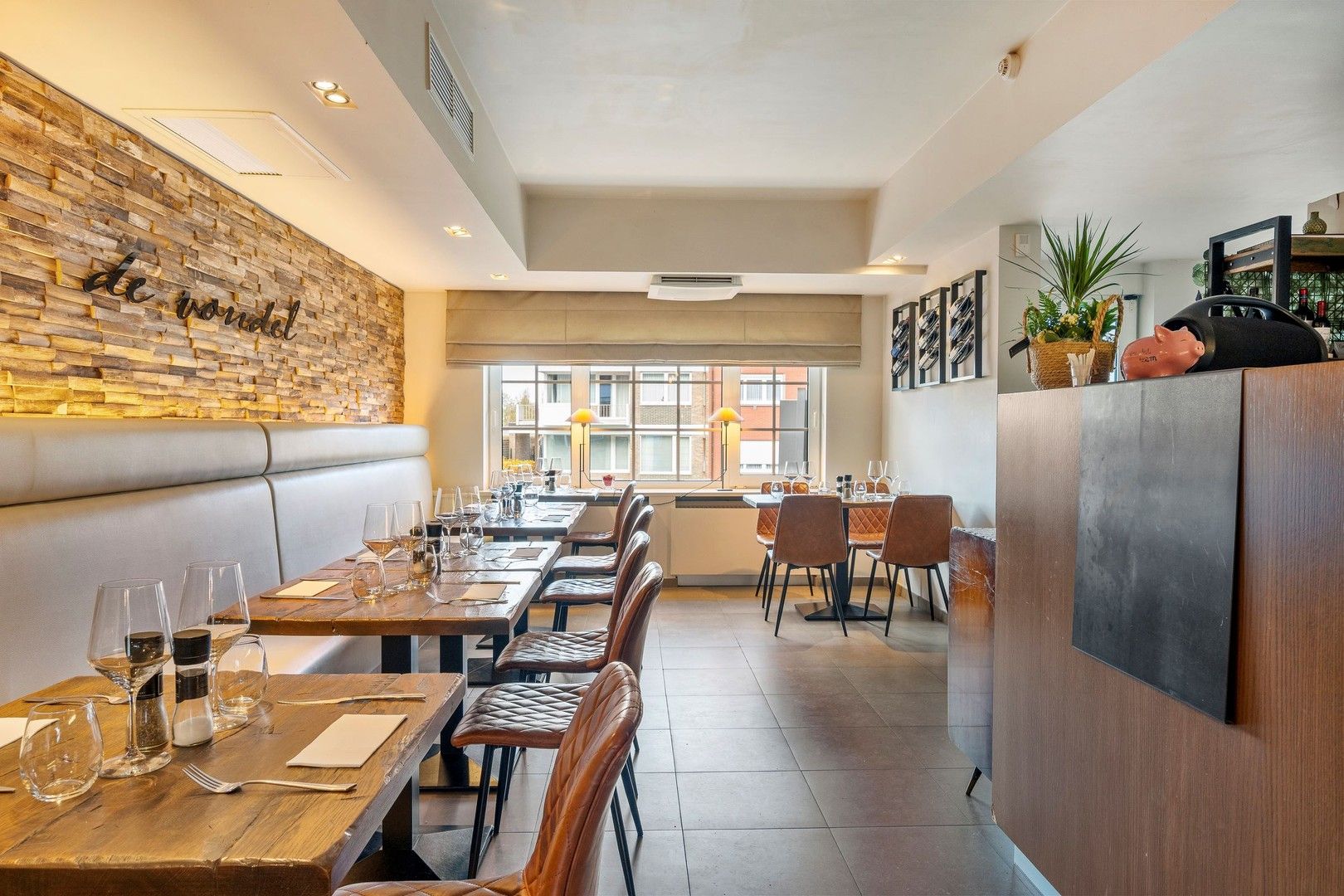 Gebouw waar het gezellige restaurant "De Vondel" is ondergebracht met woonst en voldoende parking op eigen terrein foto 7