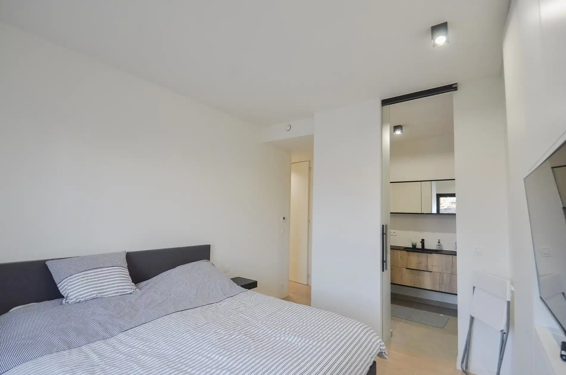 Appartement met gevelbreedte van ongeveer 5,2 meter en een ruim zonnig terras. foto 16