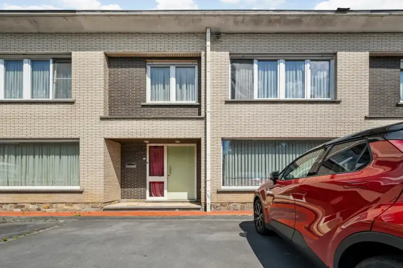 Hooglede-centrum. Stevig gebouwde half open bebouwing met 3 slaapkamers op een perceel van 250m2. Vaste huuropbrengst. foto 2