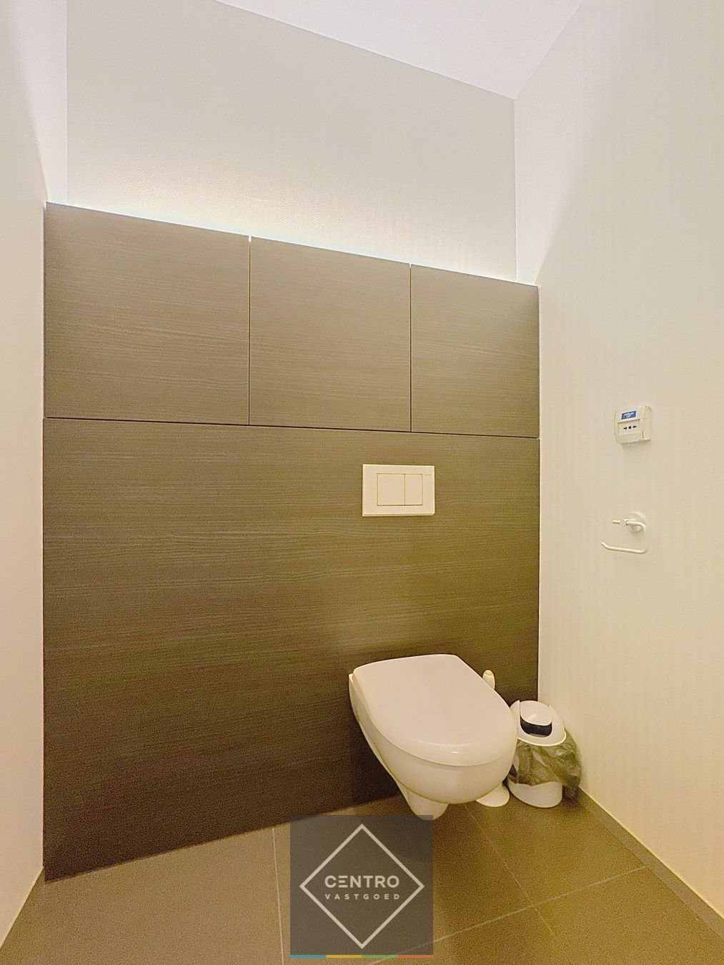 Instapklare KANTOORRUIMTE met kelderverdieping en gratis openbare parkeergelegenheid (15-tal wagens) voor de deur! foto 9