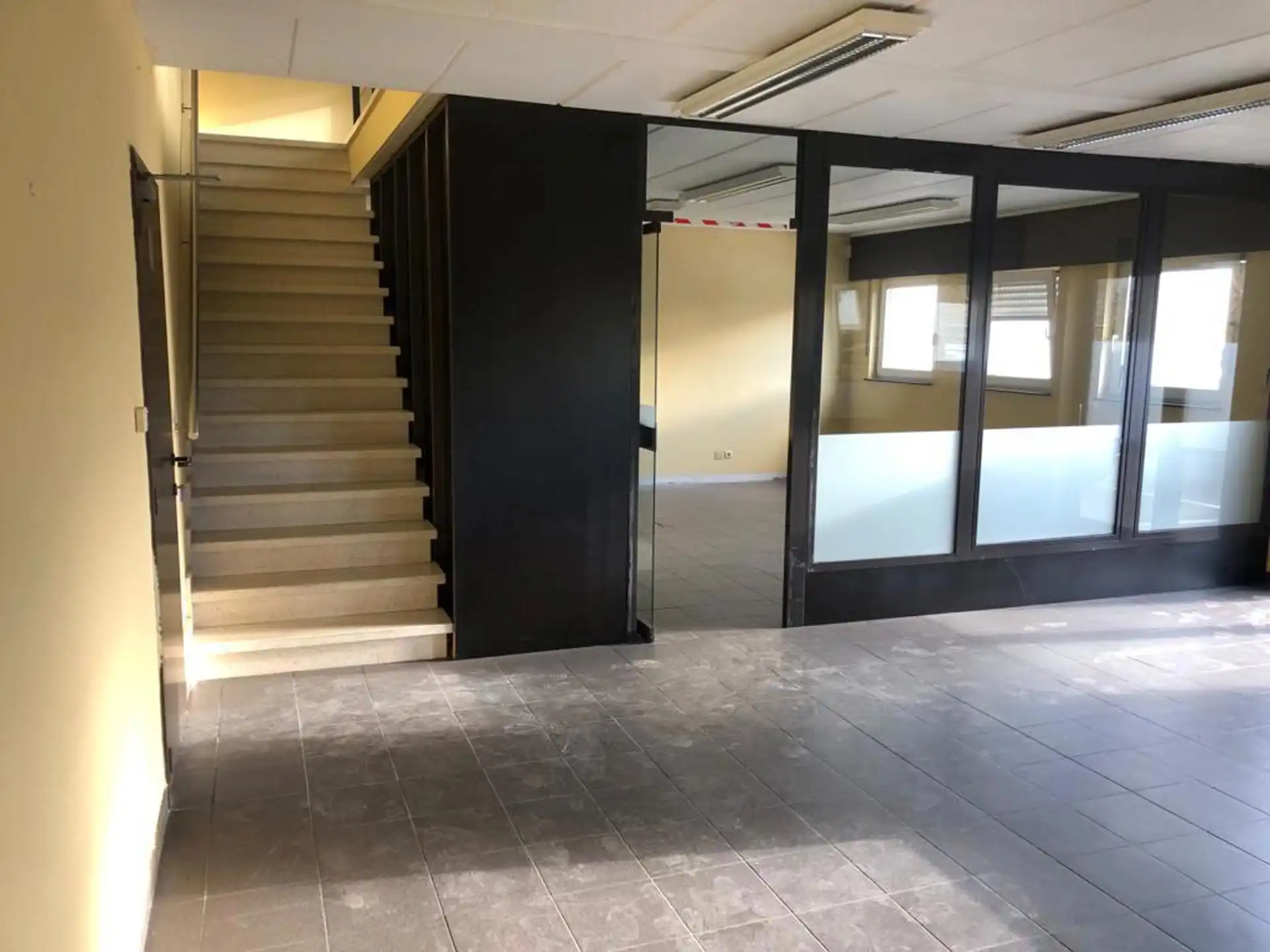 Magazijn met kantoor te Lint foto 7